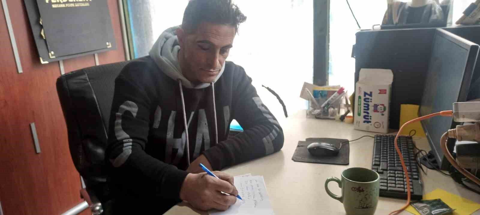 Ağrı’da ilkokul 3. sınıftan sonra okulu bırakmasına rağmen İngilizceyi ana dili gibi konuşuyor