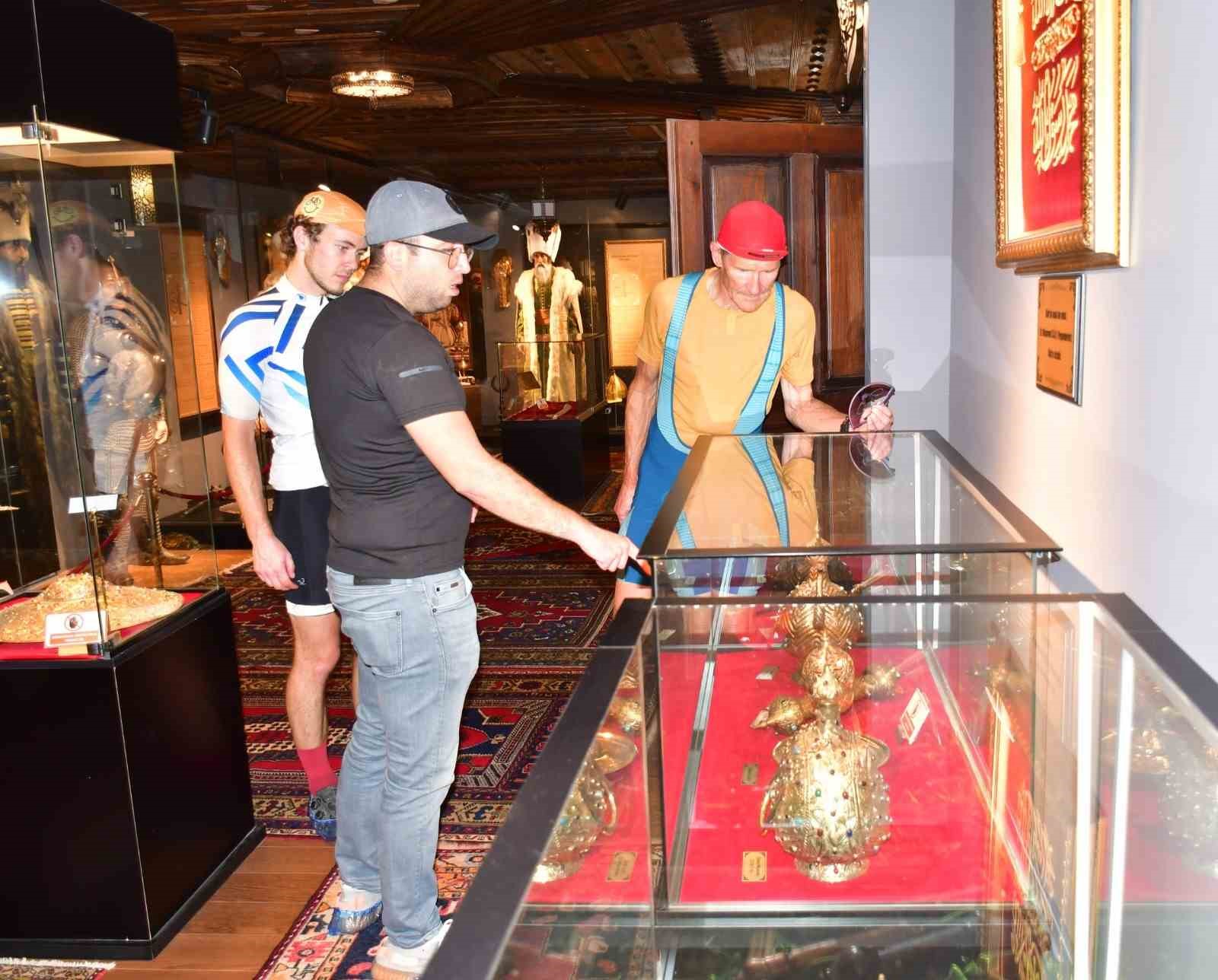 İngiliz baba-oğul depremzedelere destek için binlerce kilometre pedal çeviriyor