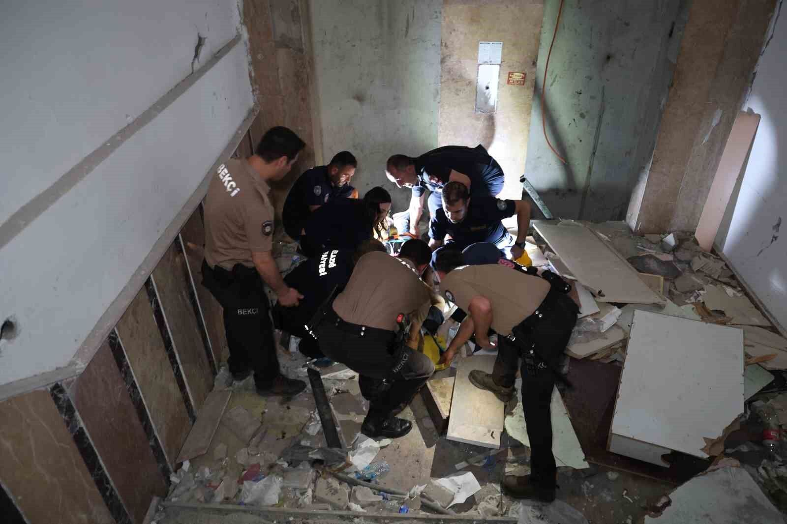 Asansör boşluğuna düşerek yaralanan şahsı itfaiye ekipleri kurtardı