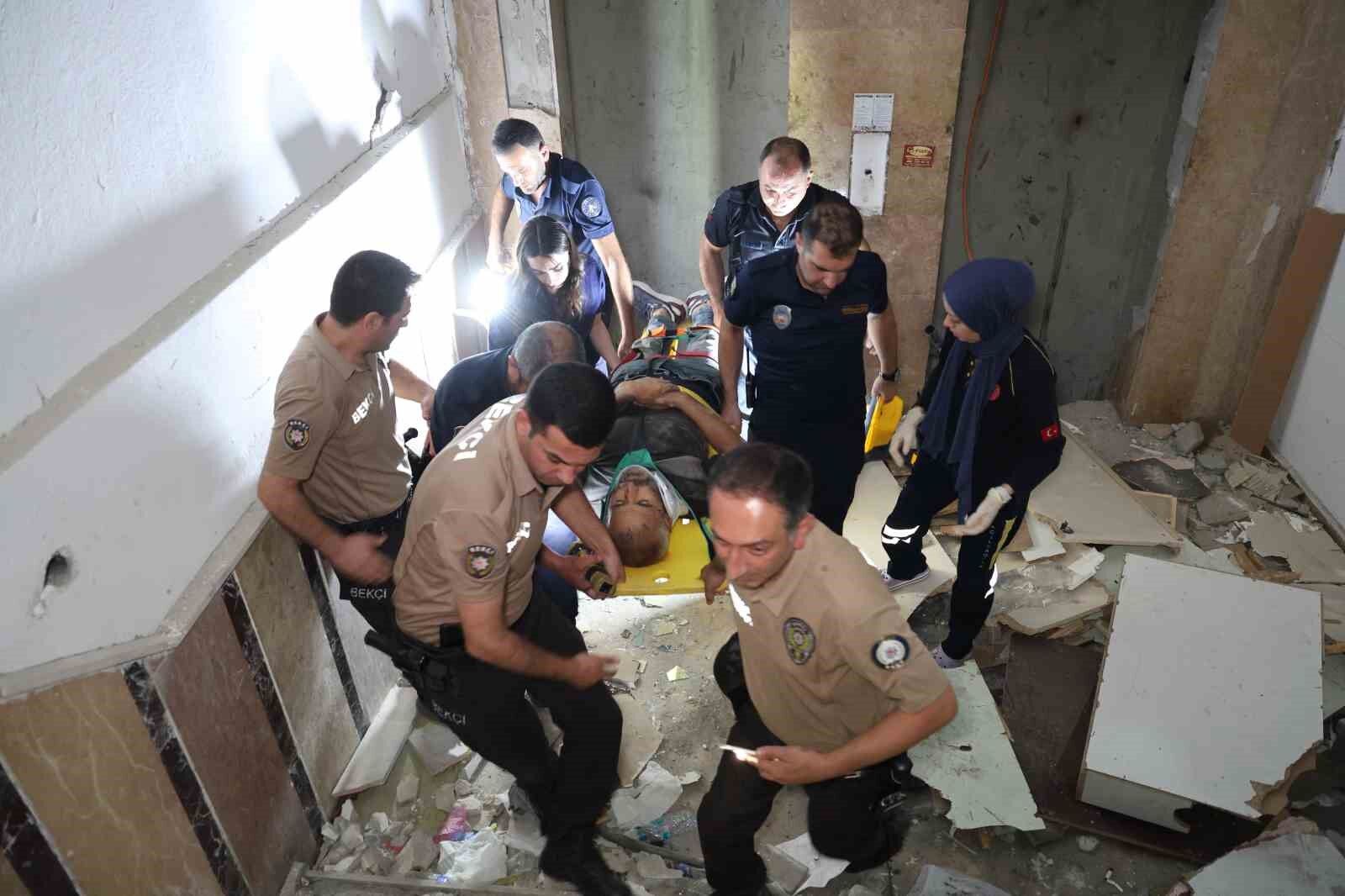 Asansör boşluğuna düşerek yaralanan şahsı itfaiye ekipleri kurtardı