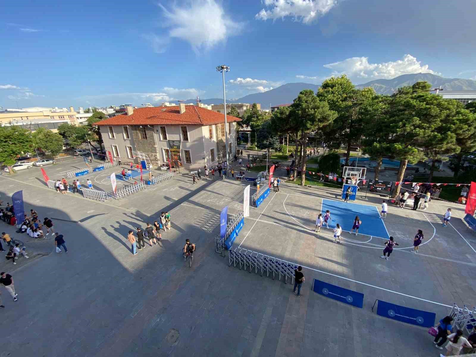 Erzincan’da sokaklar basketbol sahasına döndü