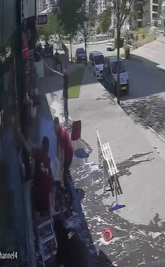 Merdivenden inmeden yer değiştirmek istedi, sırtüstü yere çakıldı