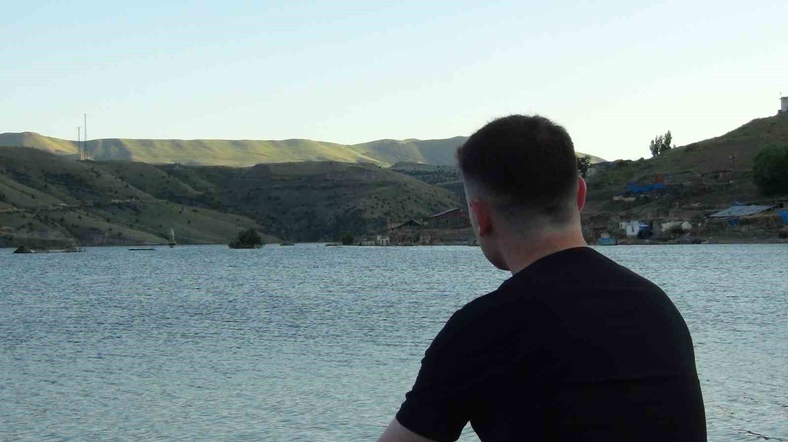 Kars’ta köy sular altında, minare dışarıda kaldı