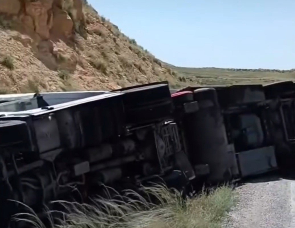 Virajı alamayan tır devrildi