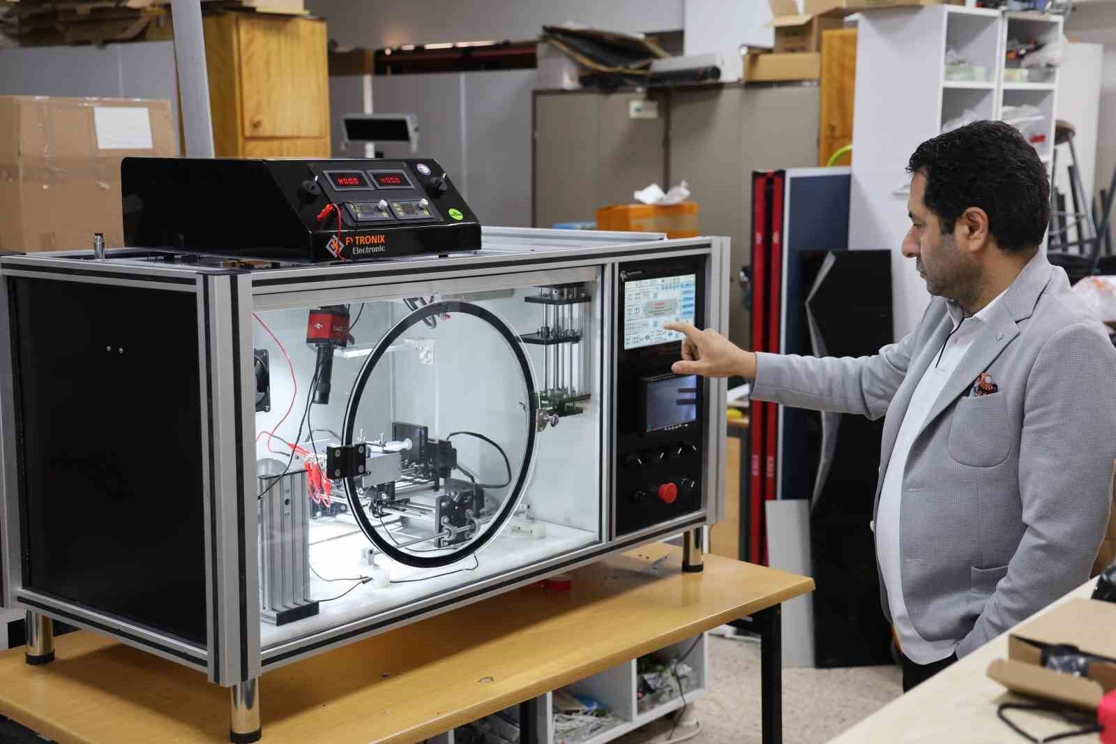 Türk profesör, fiziğin meşhur Coulomb Kanunu’nu cihaza dönüştürdü