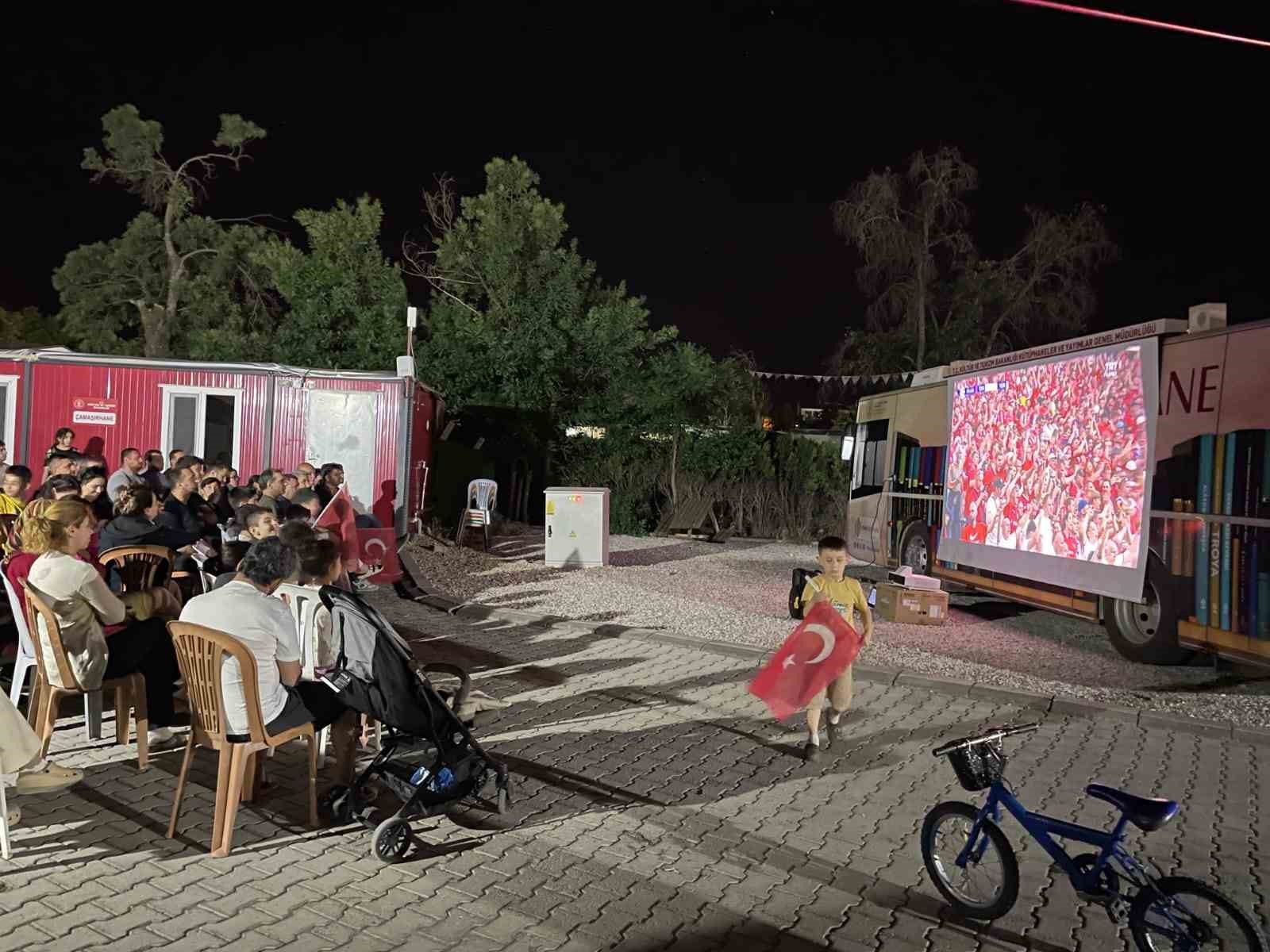 Malatya’da konteyner kentte milli coşku