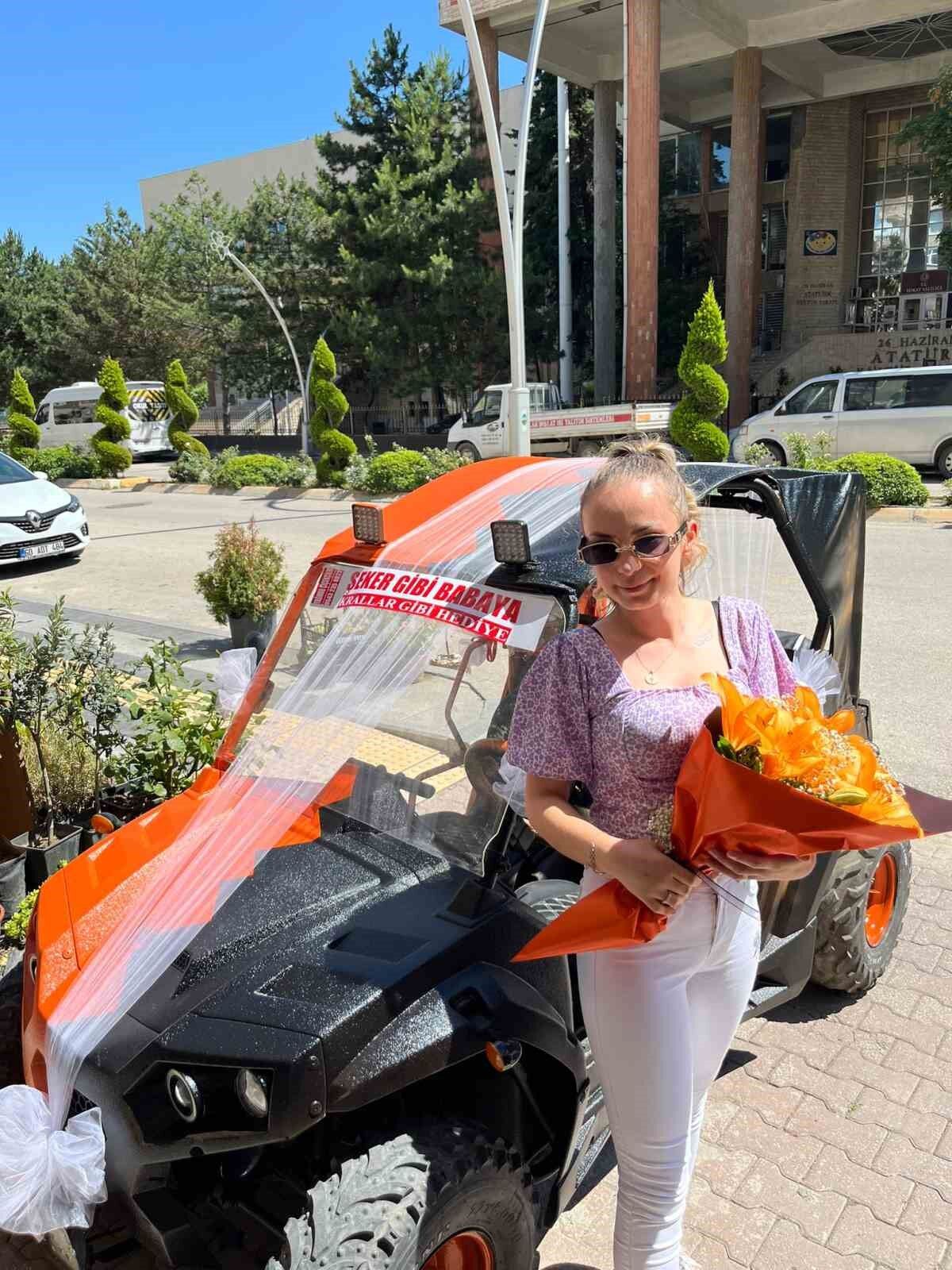 Babalar Günü’nde eşine kendi ürettiği aracı hediye etti