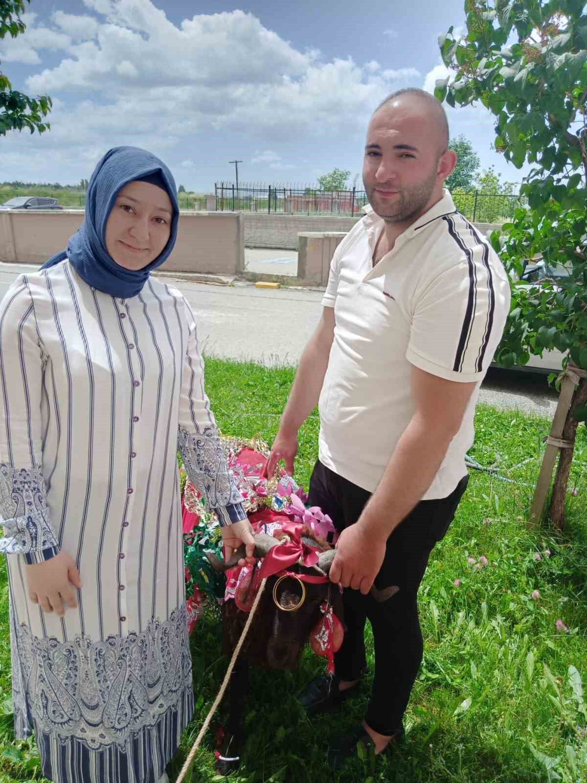 Erzurum’da kurbanlık koçlar gelinler için süslendi