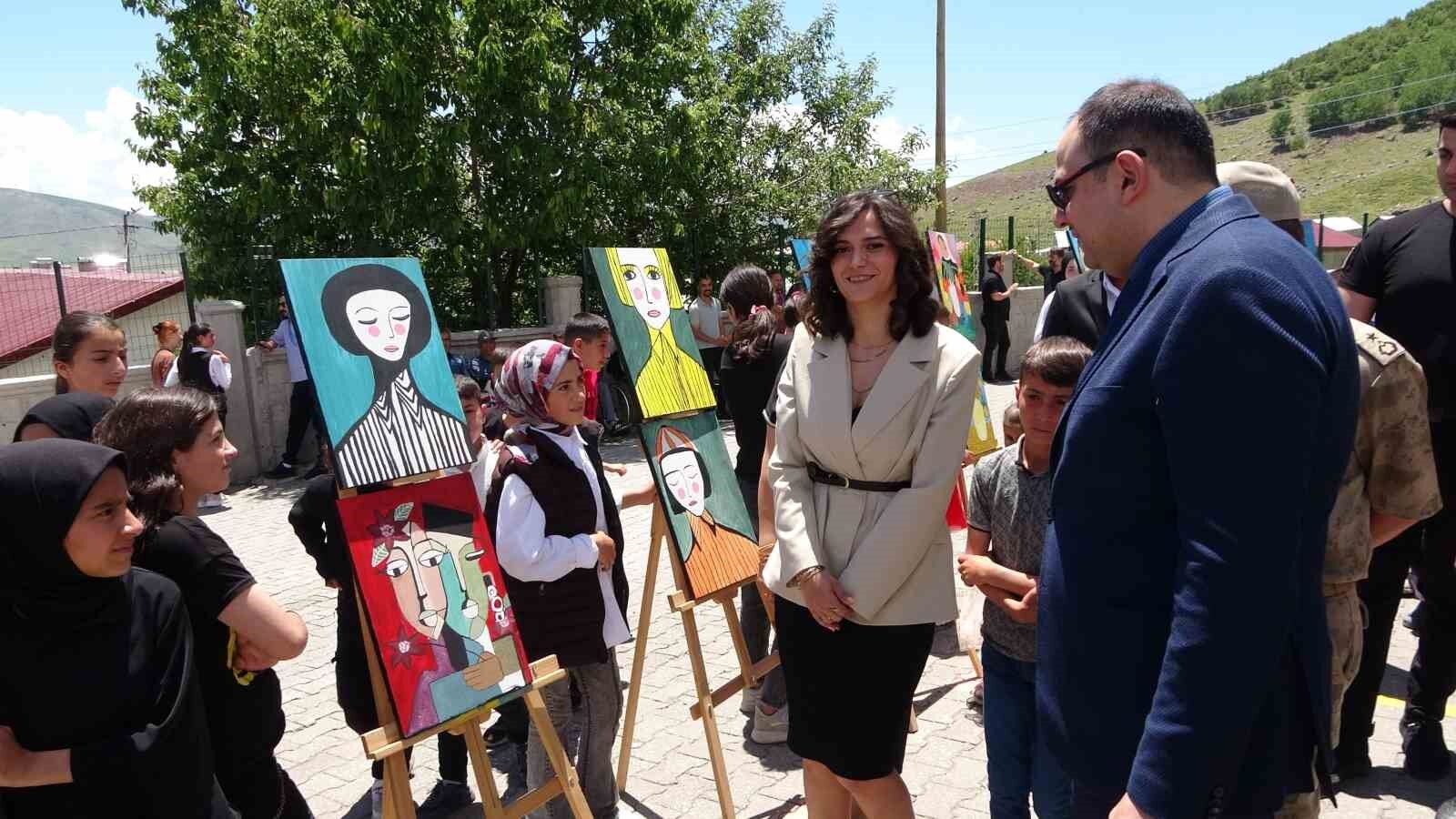 Tatvanlı öğrencilerden ünlü ressamlara taş çıkartacak eserler