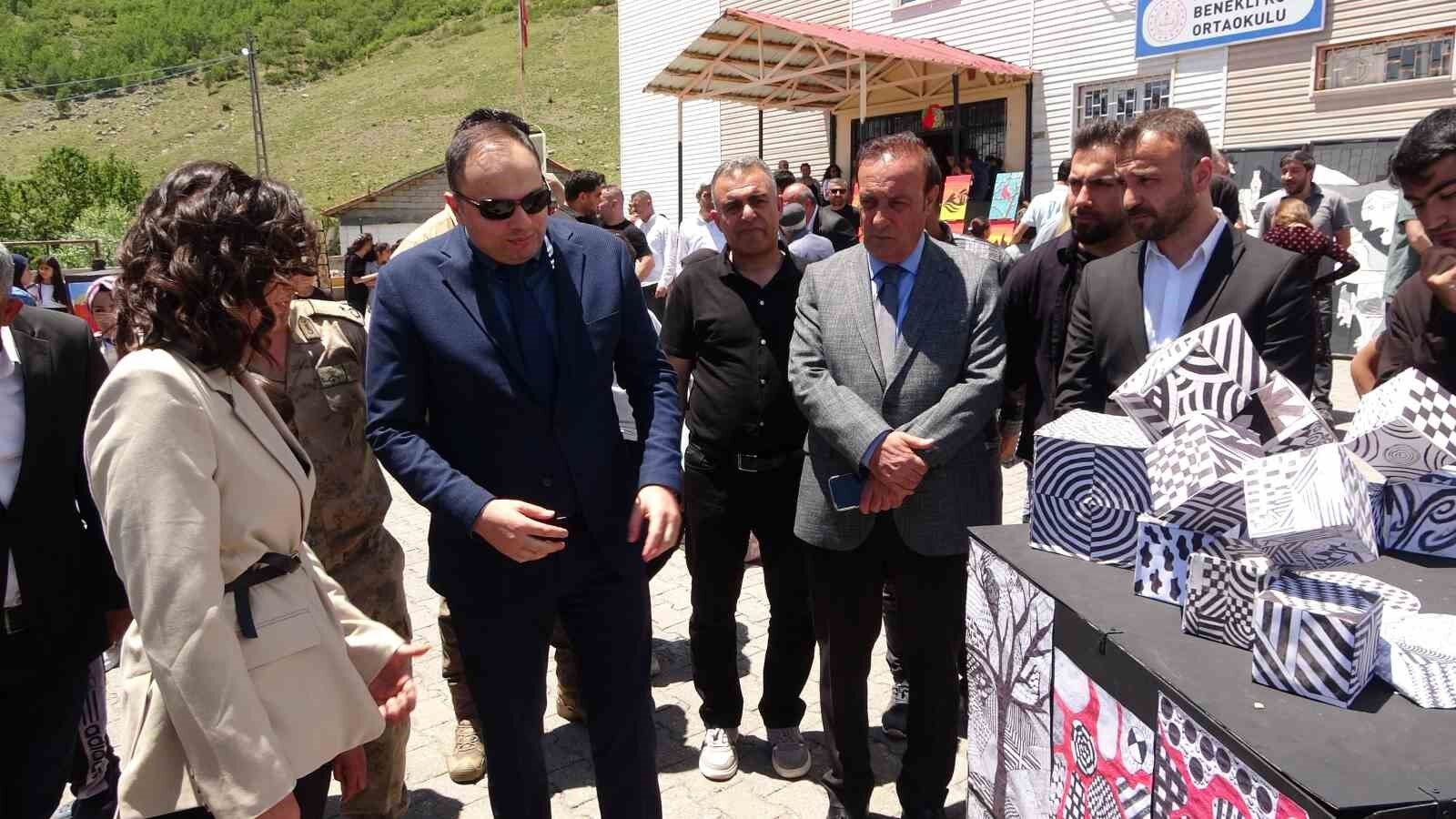 Tatvanlı öğrencilerden ünlü ressamlara taş çıkartacak eserler