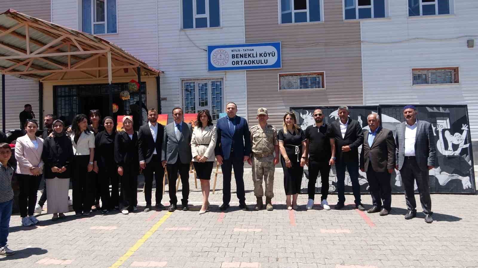 Tatvanlı öğrencilerden ünlü ressamlara taş çıkartacak eserler