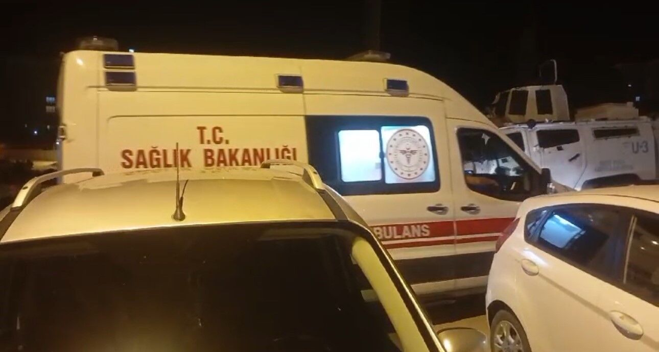 Yüksekova’da binanın 3’üncü katından düşen genç yaralandı