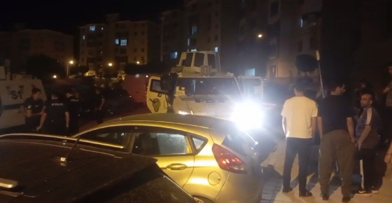 Yüksekova’da binanın 3’üncü katından düşen genç yaralandı