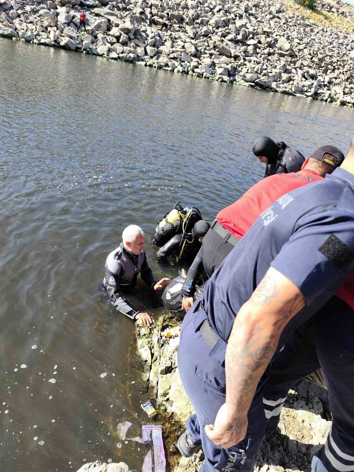 Serinlemek için girdiği gölette boğuldu