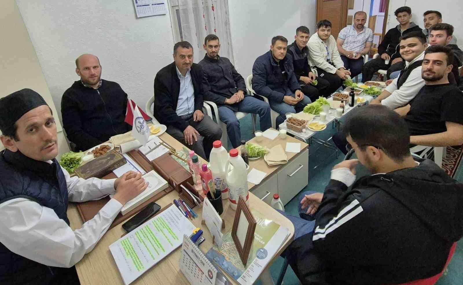 Dumlupınar’da üniversite öğrencileri ile din görevlileri bir araya geldi