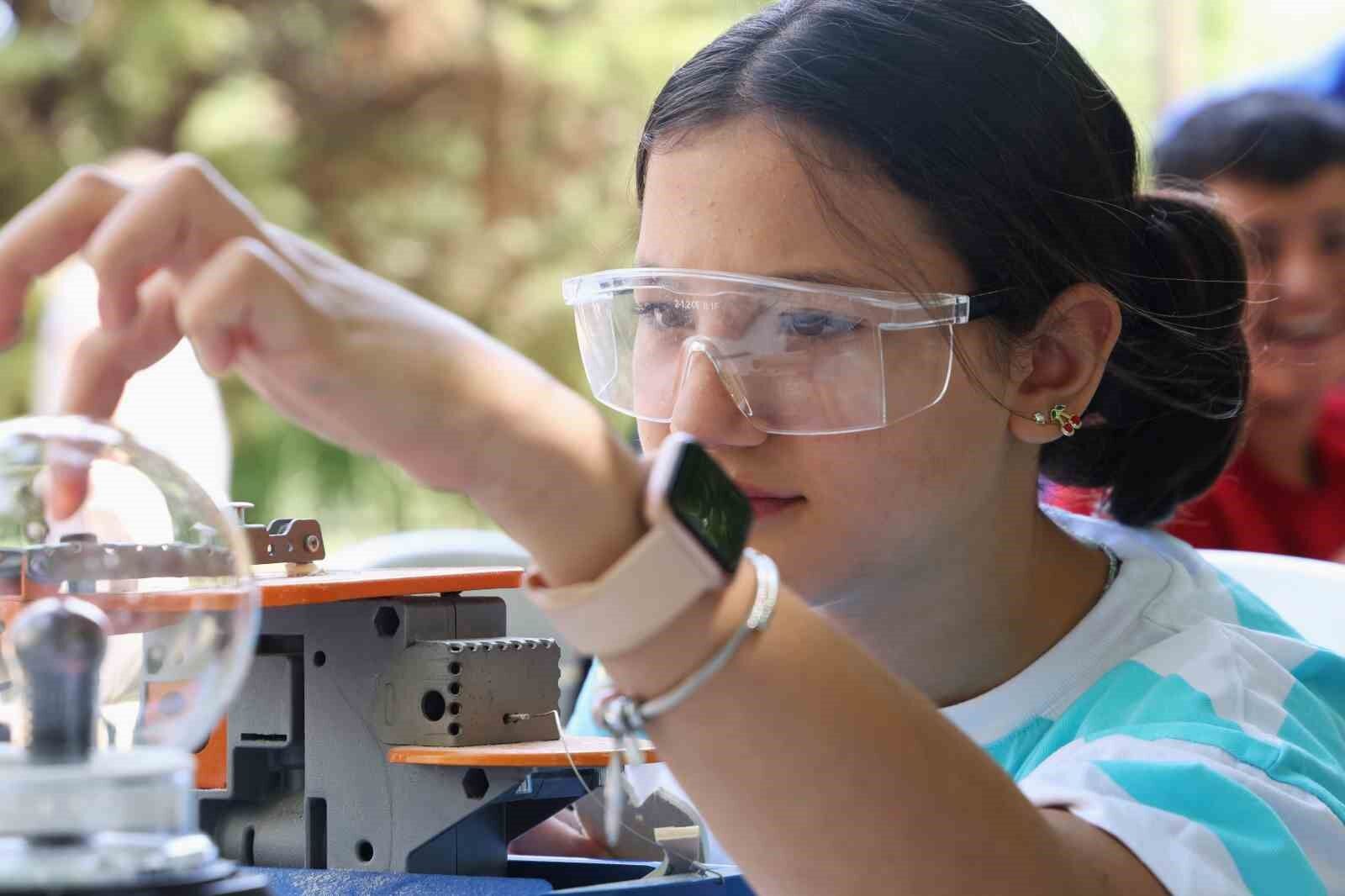 Kırsaldaki öğrenciler teleskopla güneşi gözlemledi, motor pervaneli maket uçak üretti
