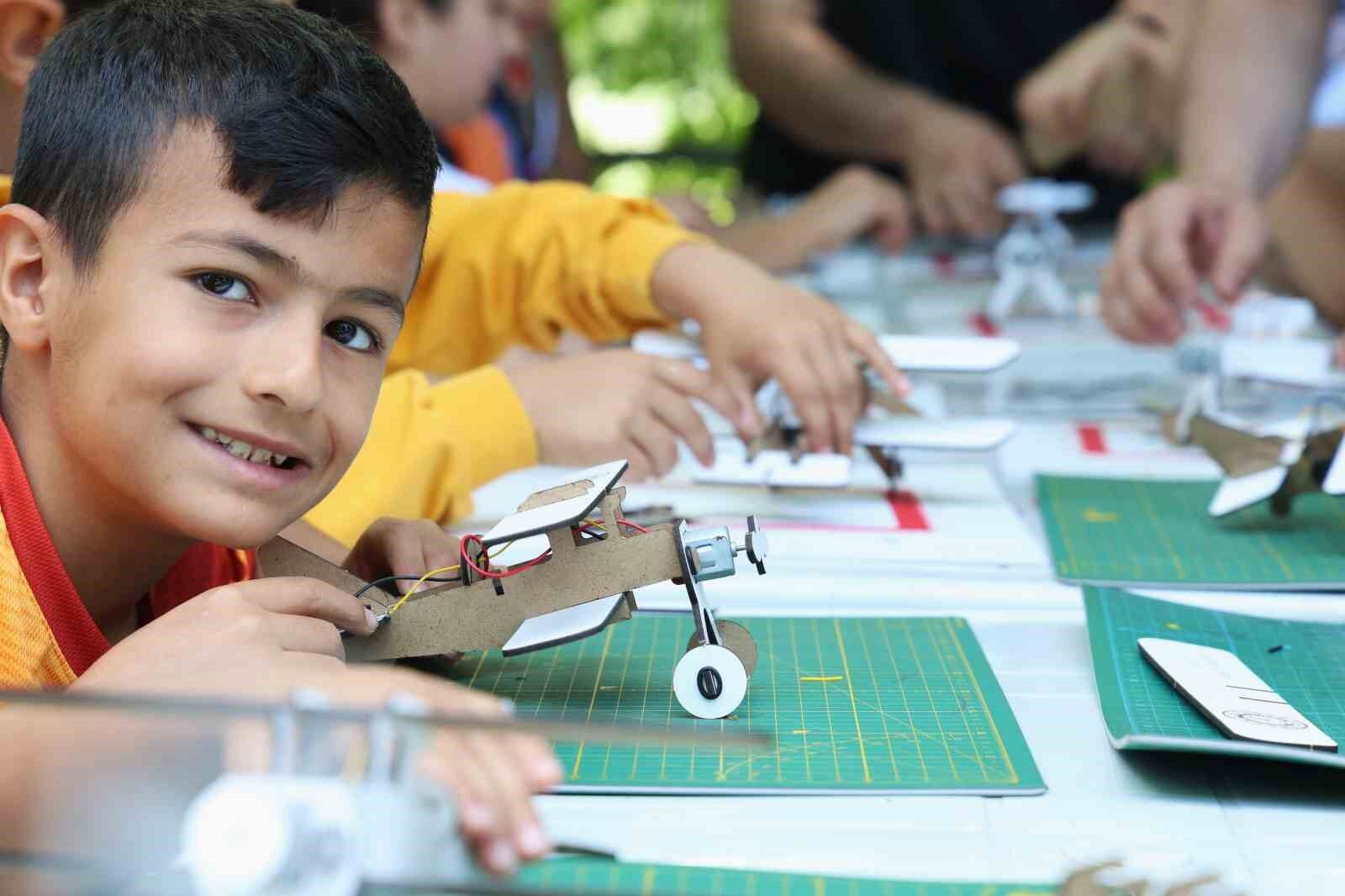 Kırsaldaki öğrenciler teleskopla güneşi gözlemledi, motor pervaneli maket uçak üretti