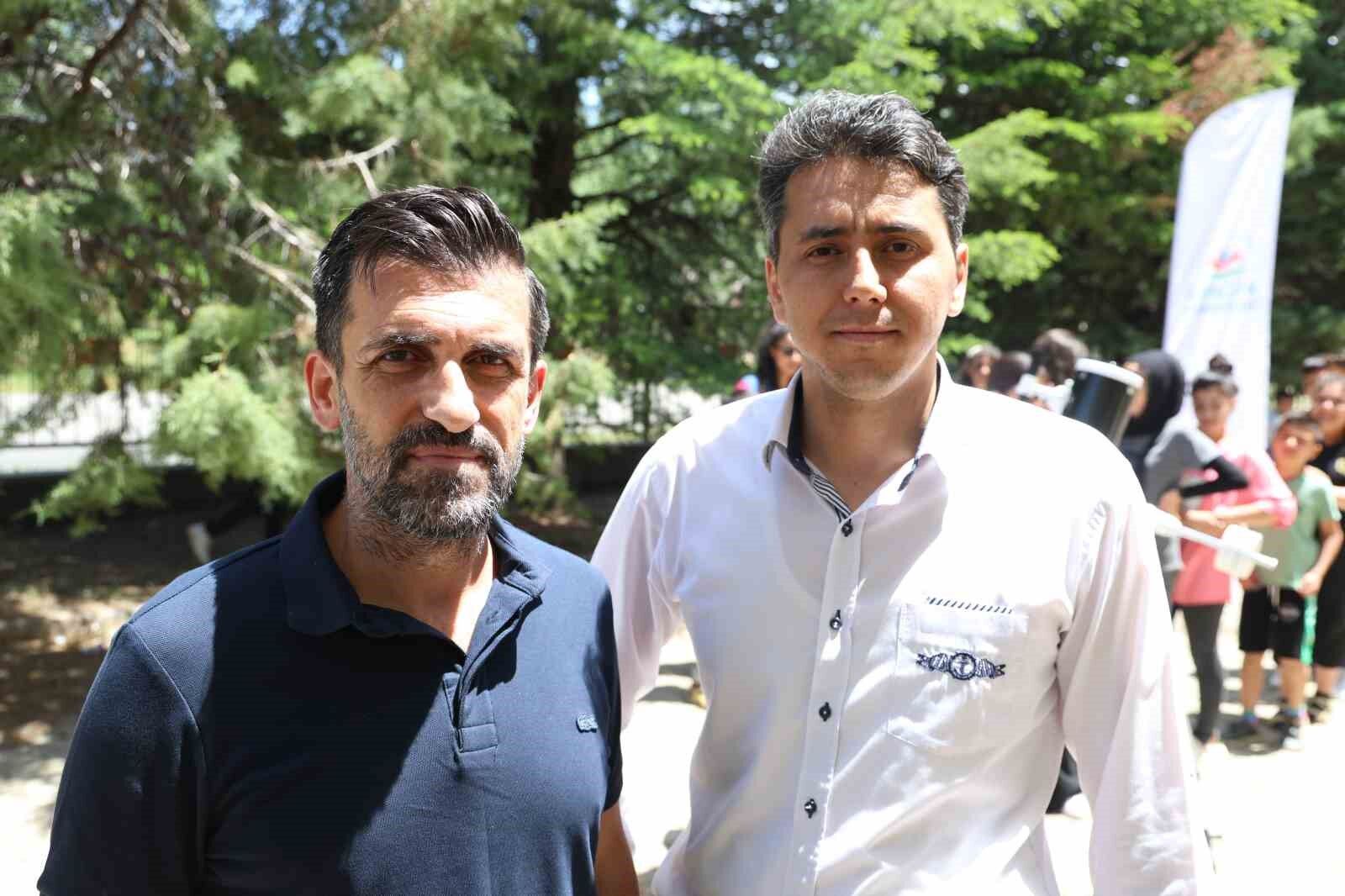 Kırsaldaki öğrenciler teleskopla güneşi gözlemledi, motor pervaneli maket uçak üretti