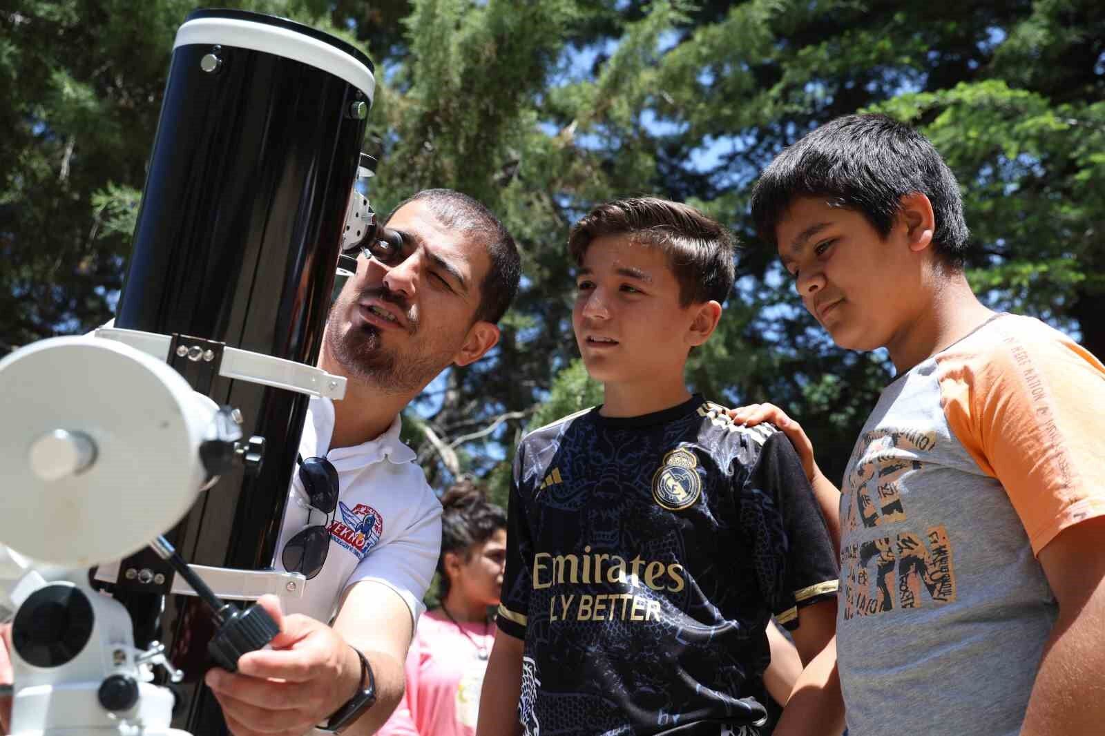 Kırsaldaki öğrenciler teleskopla güneşi gözlemledi, motor pervaneli maket uçak üretti