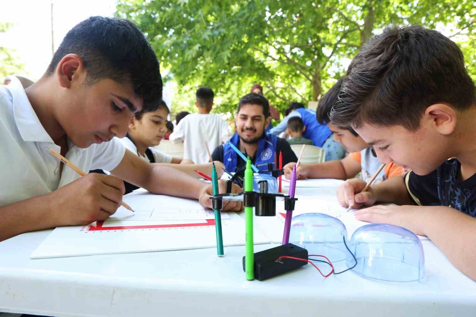 Kırsaldaki öğrenciler teleskopla güneşi gözlemledi, motor pervaneli maket uçak üretti