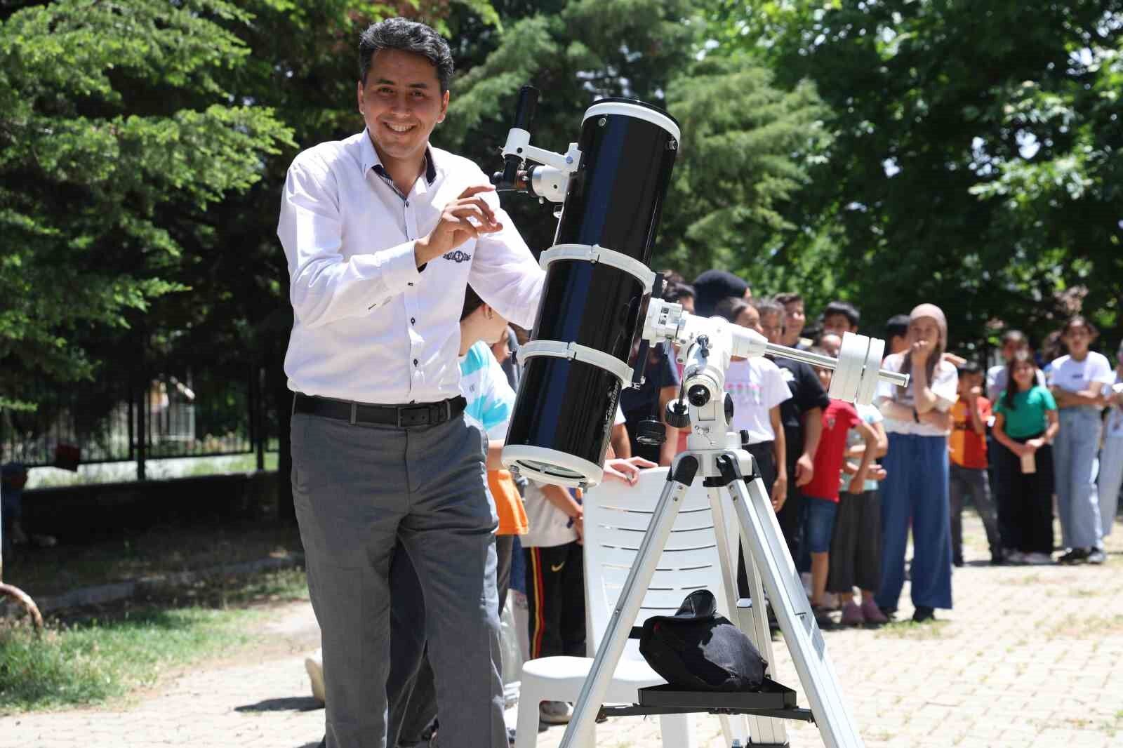 Kırsaldaki öğrenciler teleskopla güneşi gözlemledi, motor pervaneli maket uçak üretti