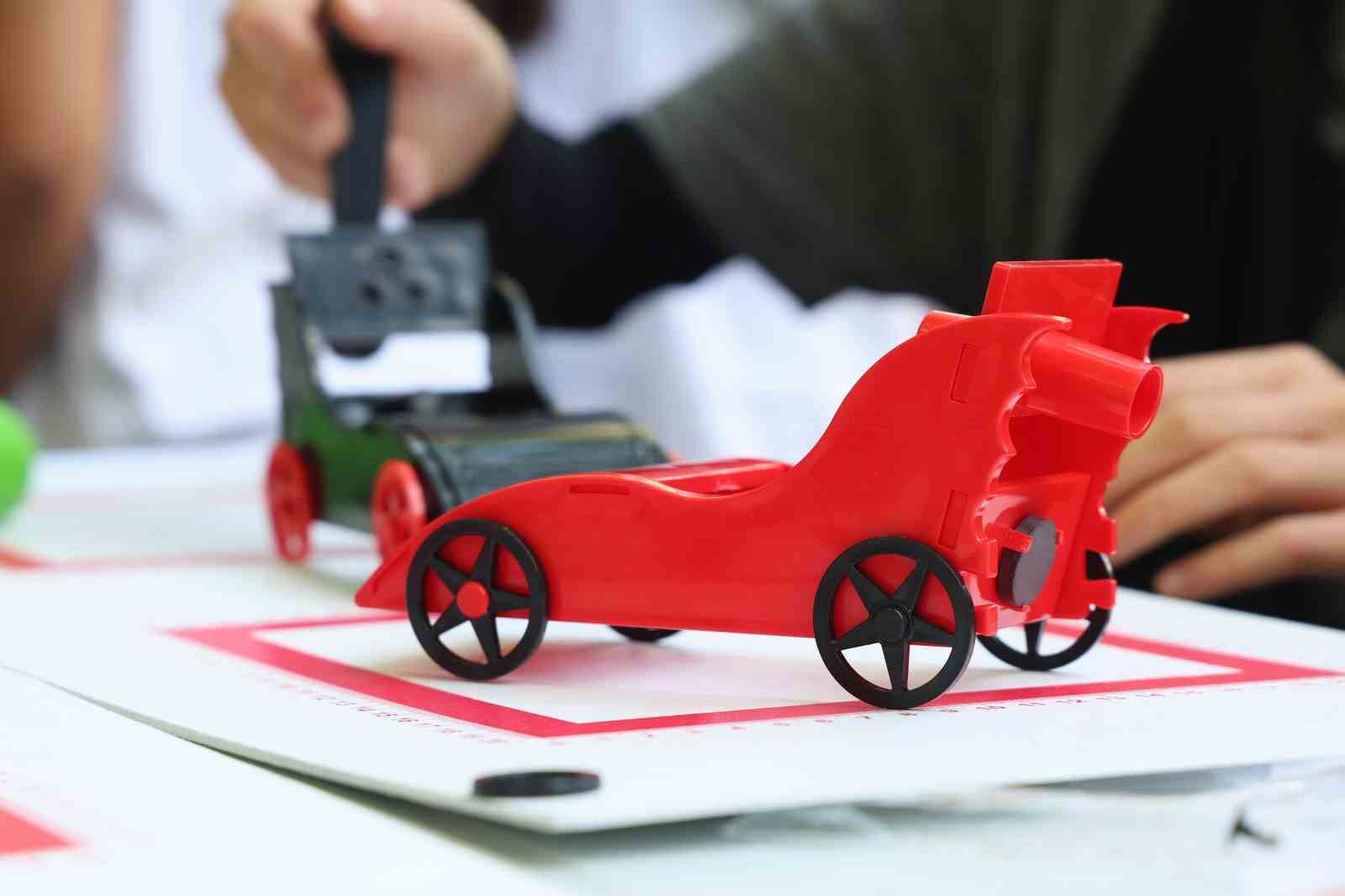 Kırsaldaki öğrenciler teleskopla güneşi gözlemledi, motor pervaneli maket uçak üretti