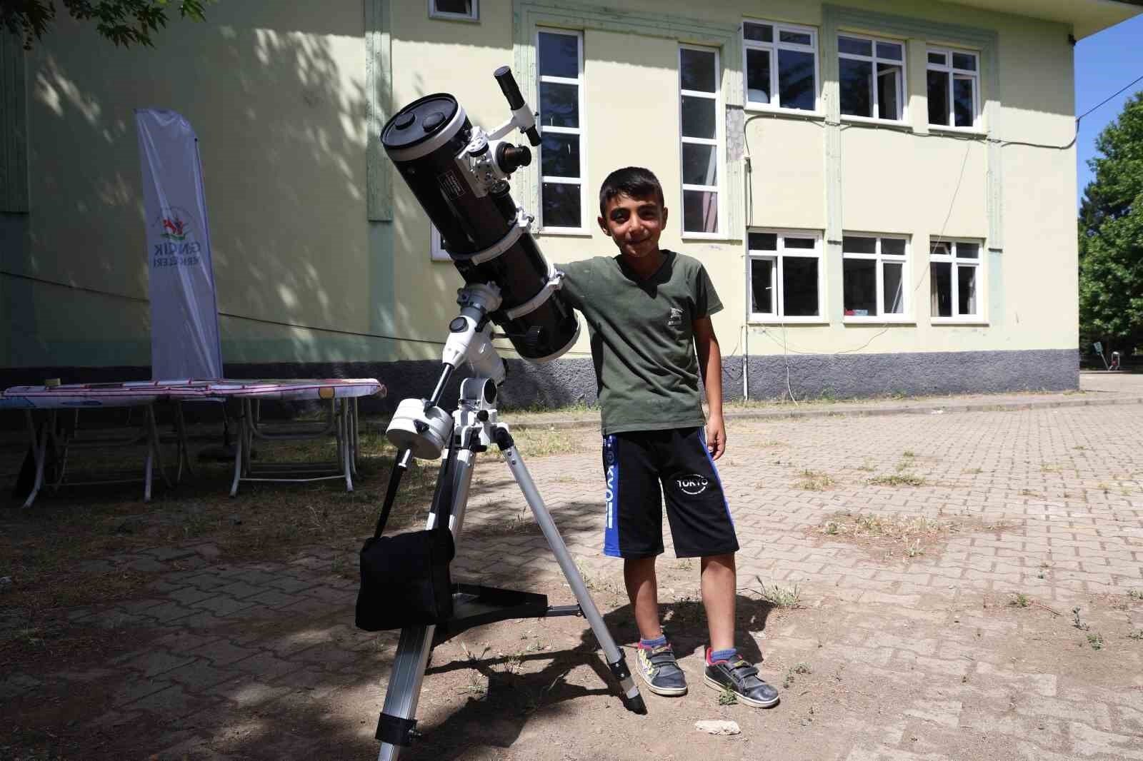 Kırsaldaki öğrenciler teleskopla güneşi gözlemledi, motor pervaneli maket uçak üretti