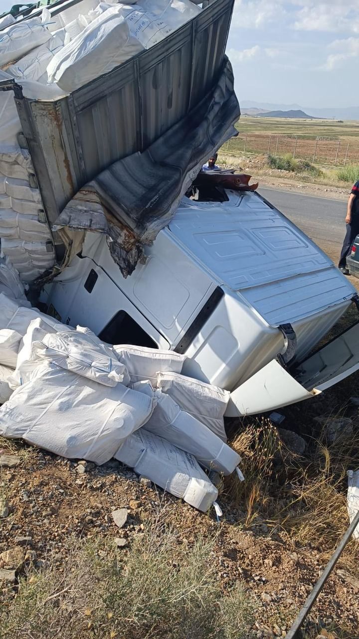 İran’a yük taşıyan tır kaza yaptı: Sürücü yaralandı