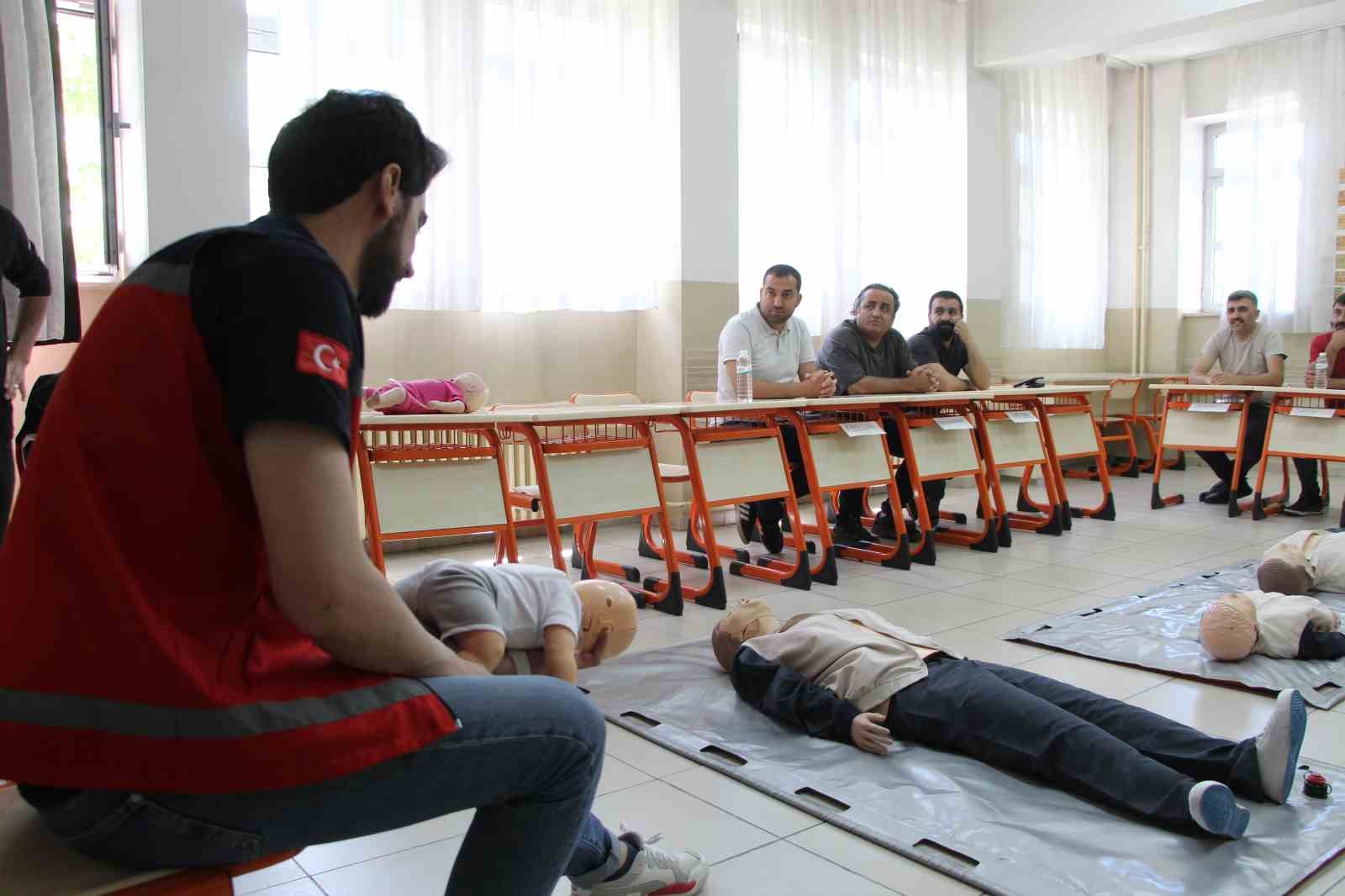 Bingöl’de 1 yıl içinde 950 öğretmen ve personel Heimlich manevrası eğitimi aldı