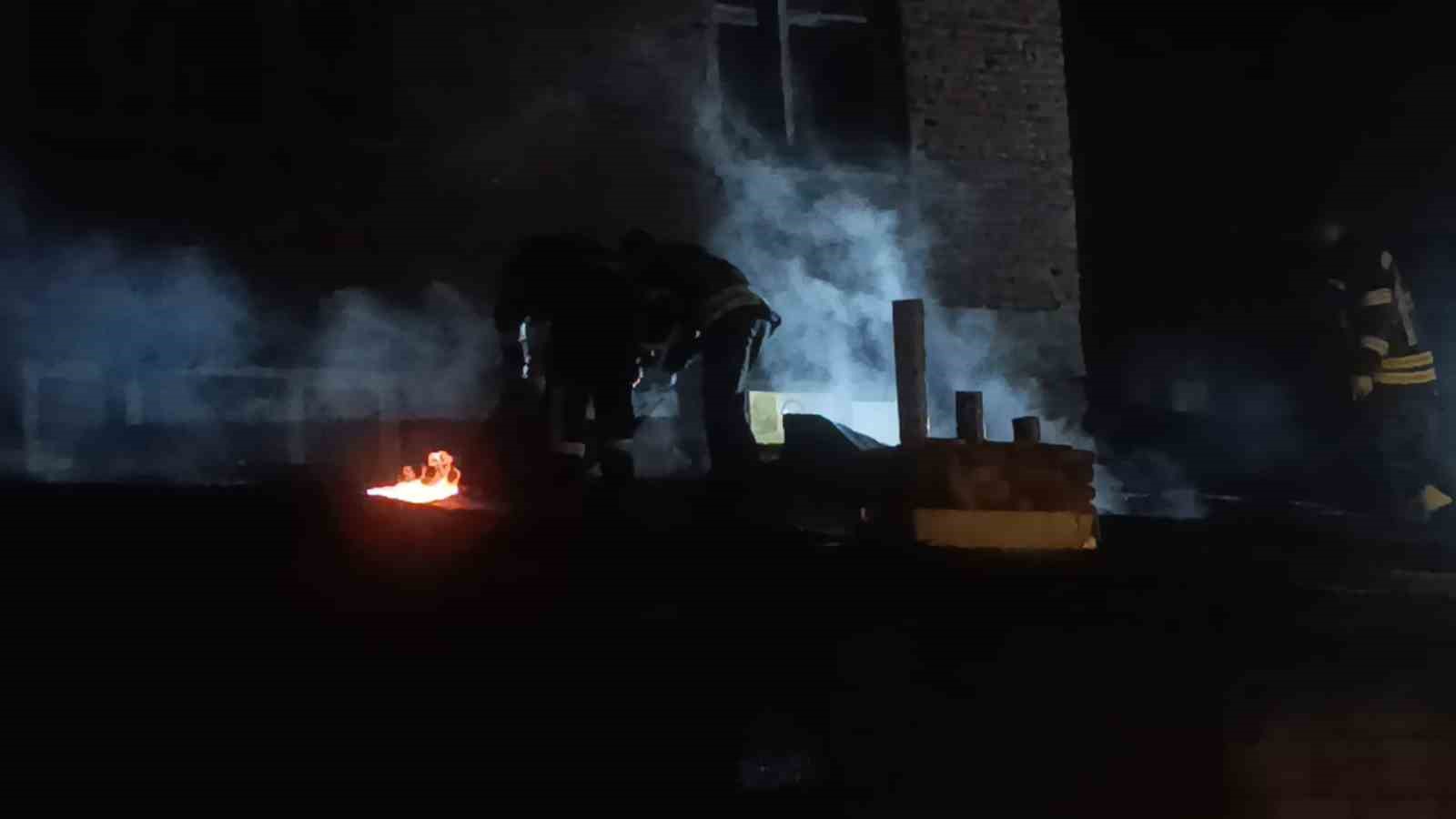 Metruk binada çıkan yangın korkuttu