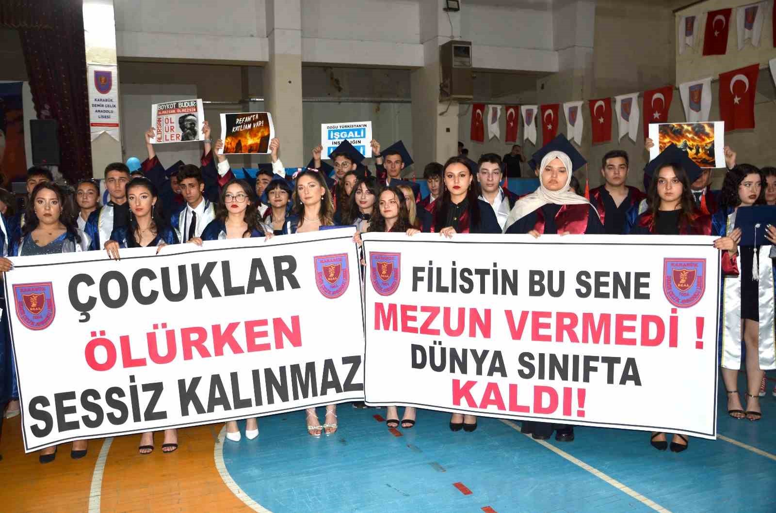 Liseli öğrenciler mezuniyette İsrail’i protesto etti