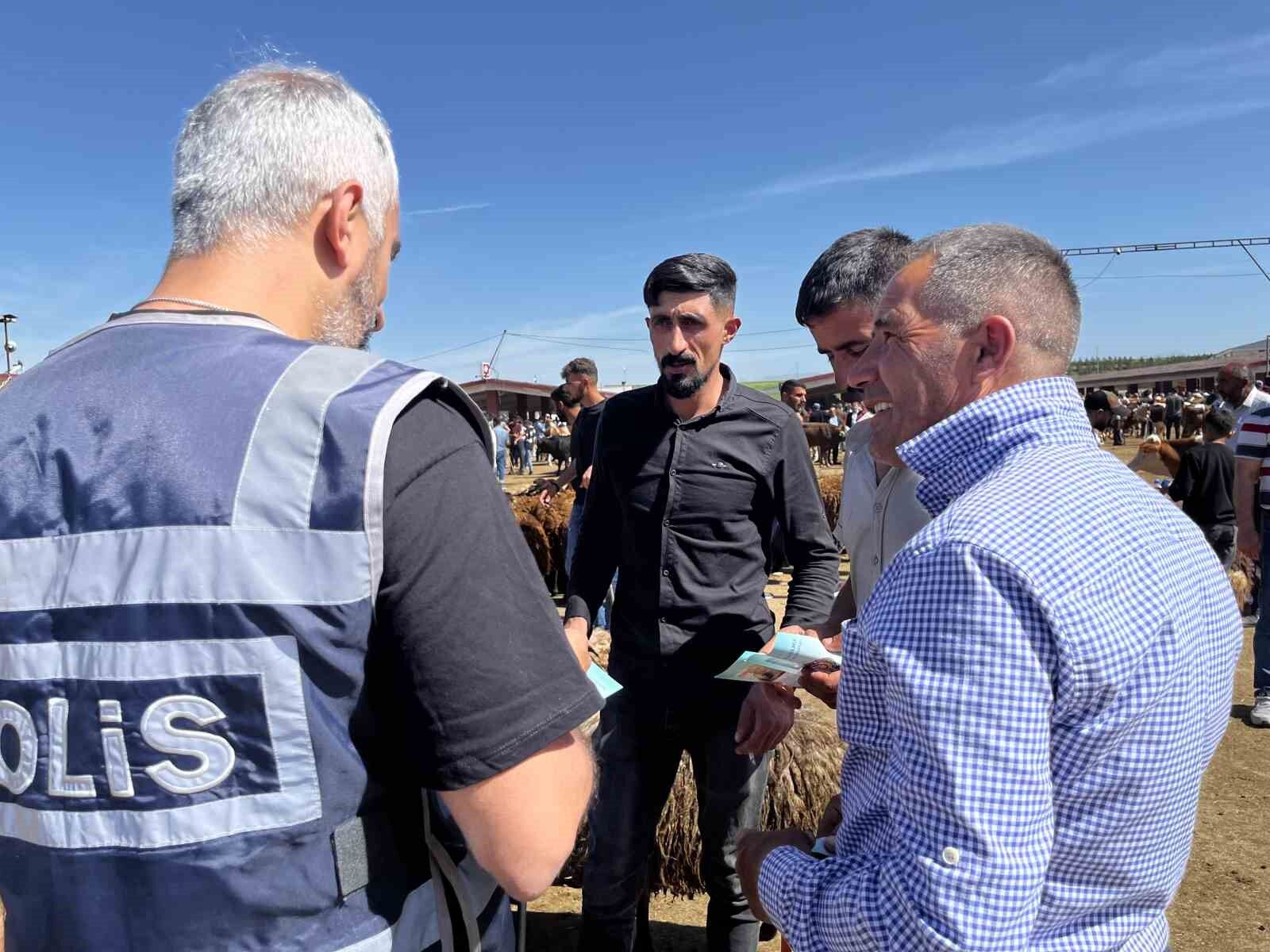Ağrı Hayvan Borsası’na giden polis ekipleri, vatandaşları dolandırıcılık konusunda bilgilendirdi