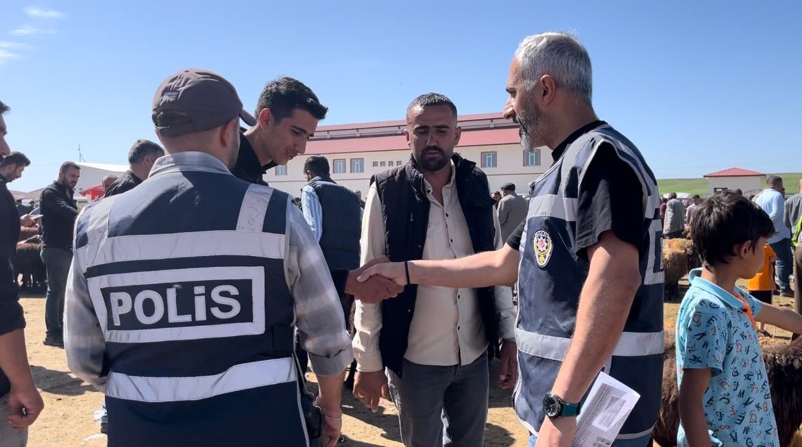 Ağrı Hayvan Borsası’na giden polis ekipleri, vatandaşları dolandırıcılık konusunda bilgilendirdi