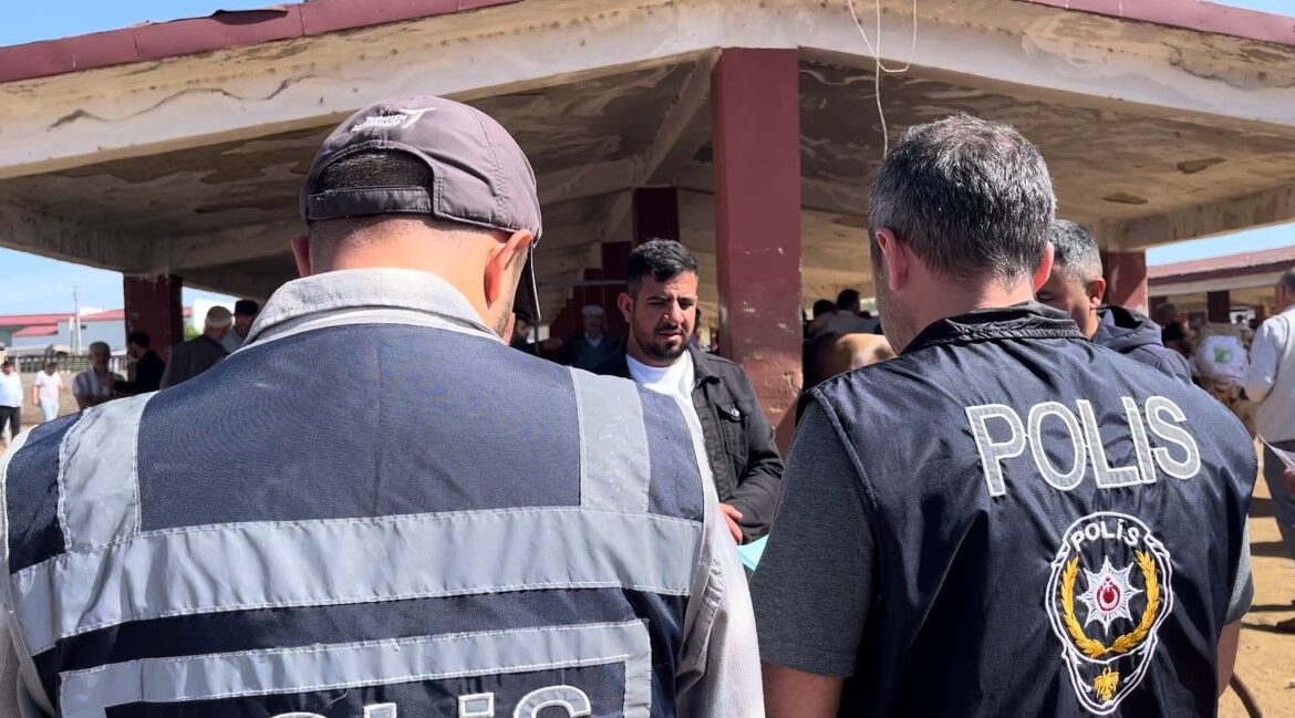 Ağrı Hayvan Borsası’na giden polis ekipleri, vatandaşları dolandırıcılık konusunda bilgilendirdi