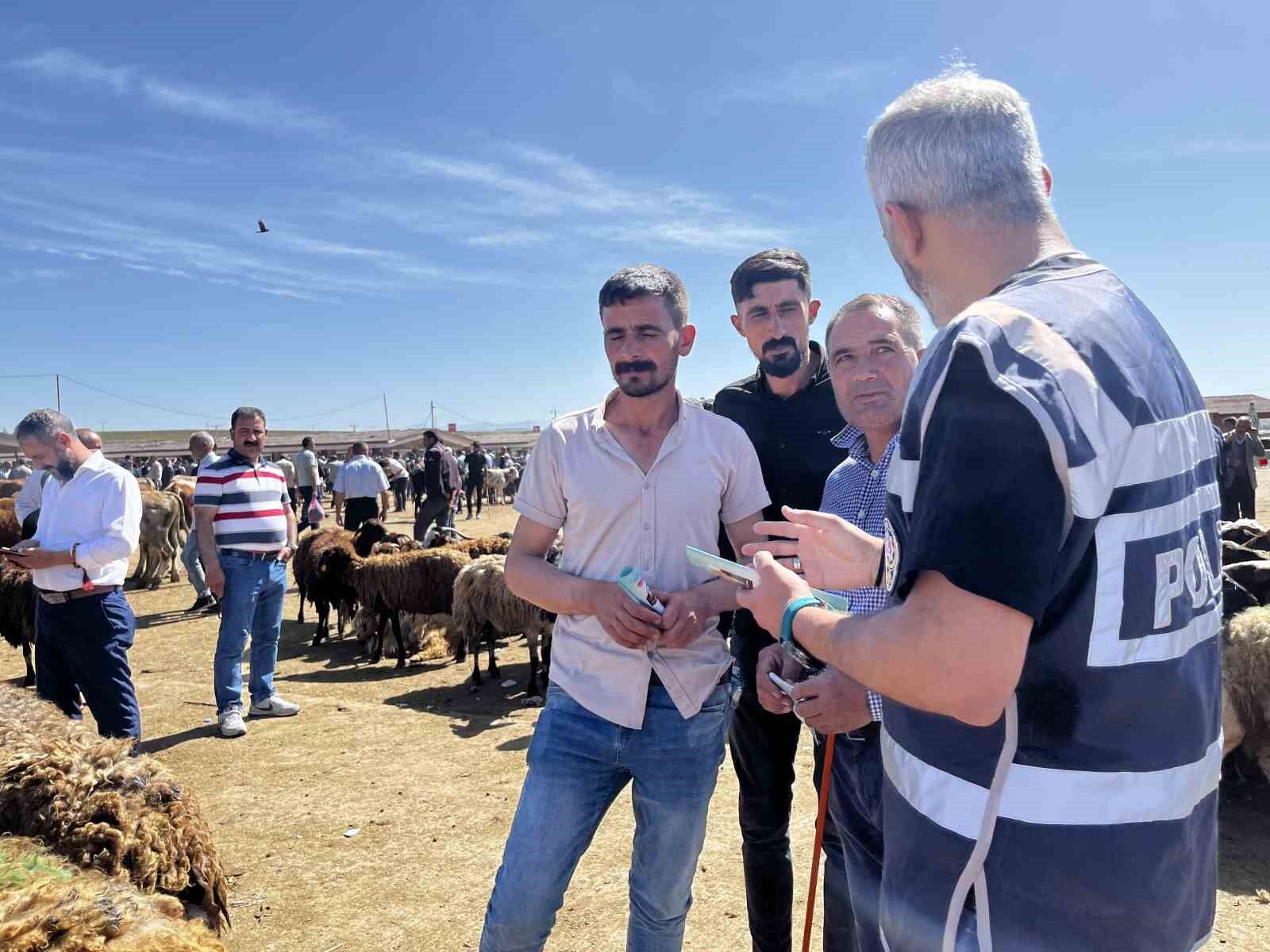 Ağrı Hayvan Borsası’na giden polis ekipleri, vatandaşları dolandırıcılık konusunda bilgilendirdi
