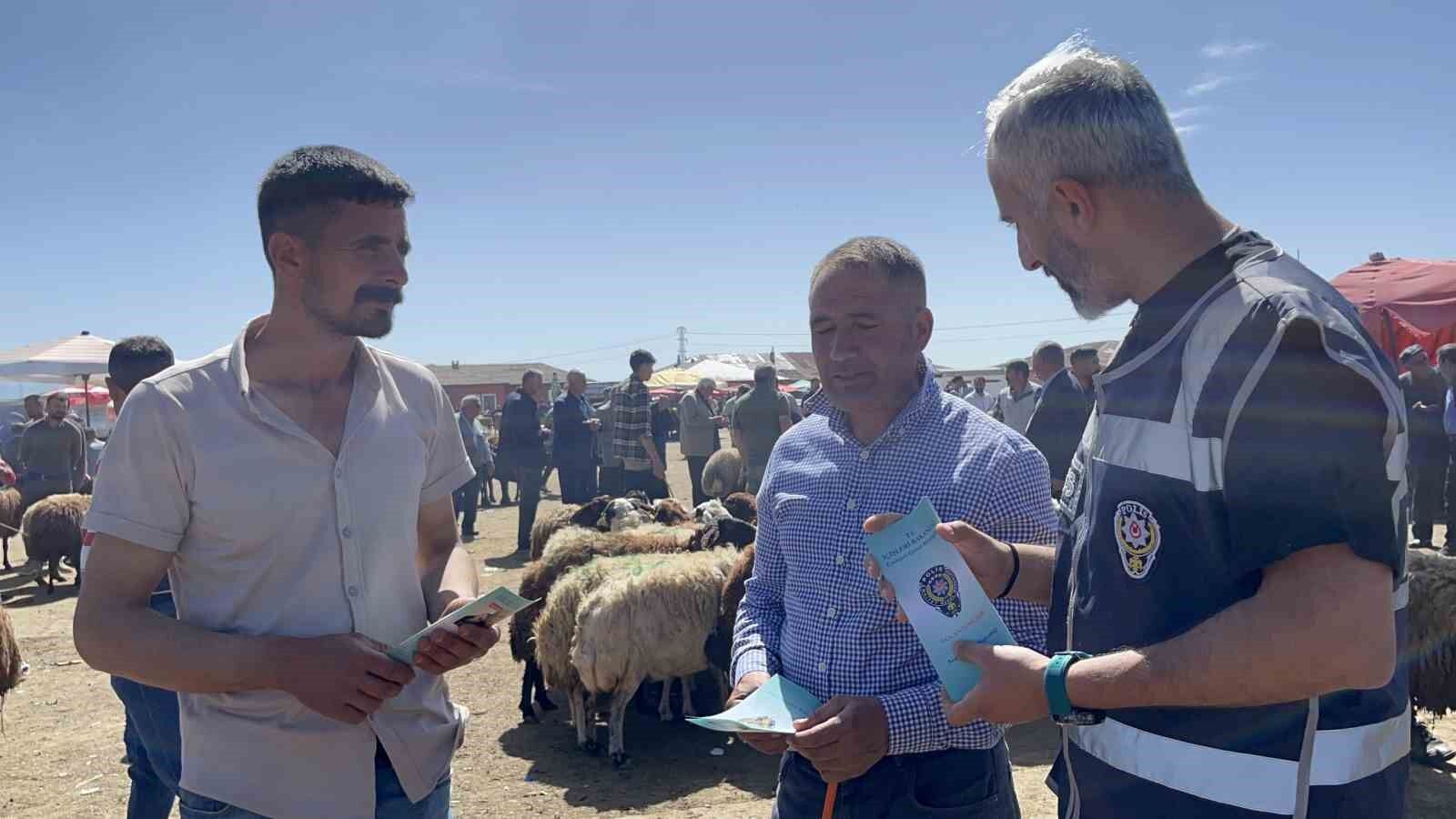 Ağrı Hayvan Borsası’na giden polis ekipleri, vatandaşları dolandırıcılık konusunda bilgilendirdi