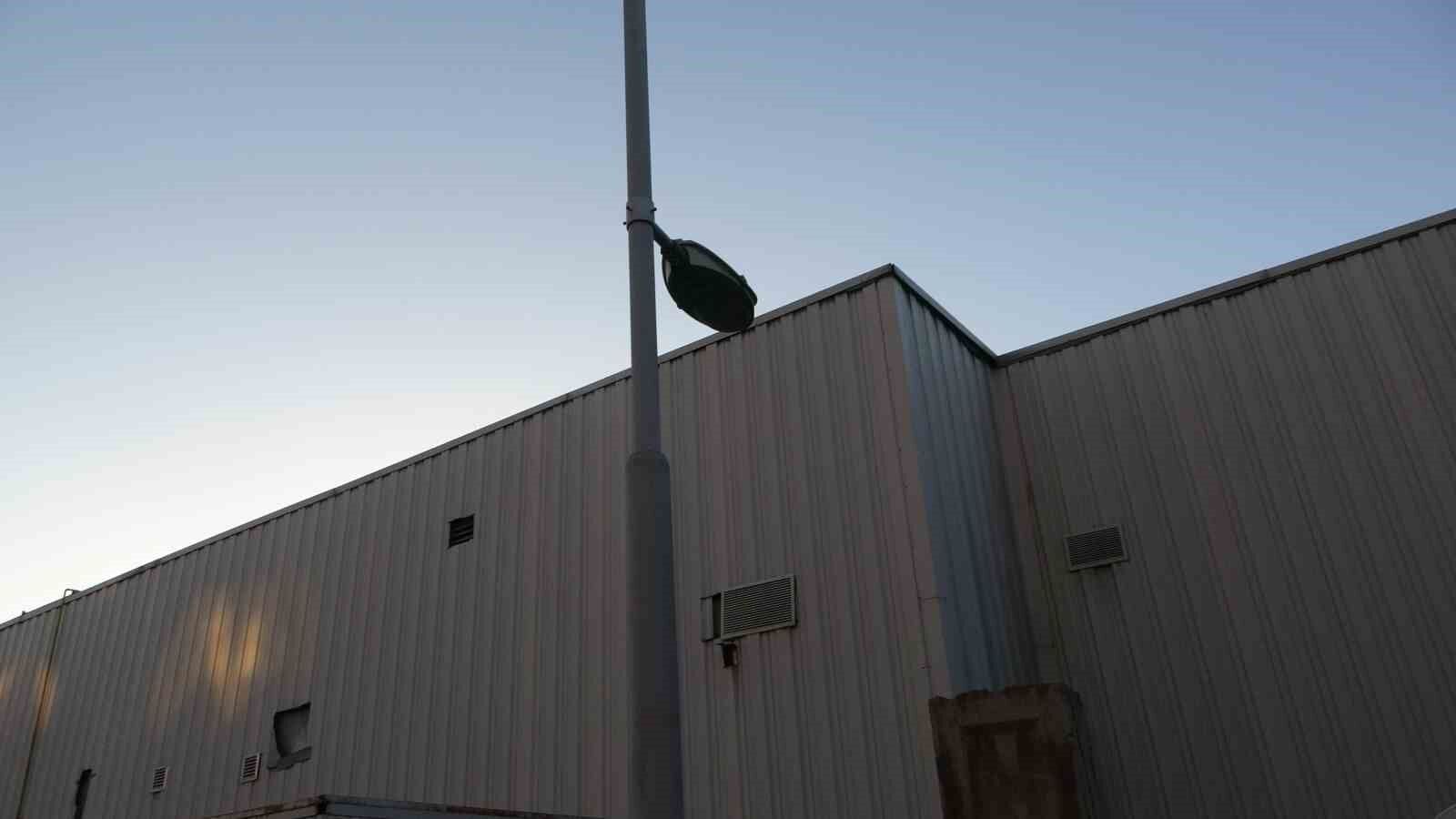 Aydınlatma direğine asılı halde bulunan genç hastaneye kaldırıldı