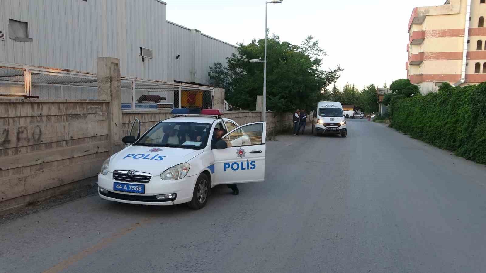 Aydınlatma direğine asılı halde bulunan genç hastaneye kaldırıldı