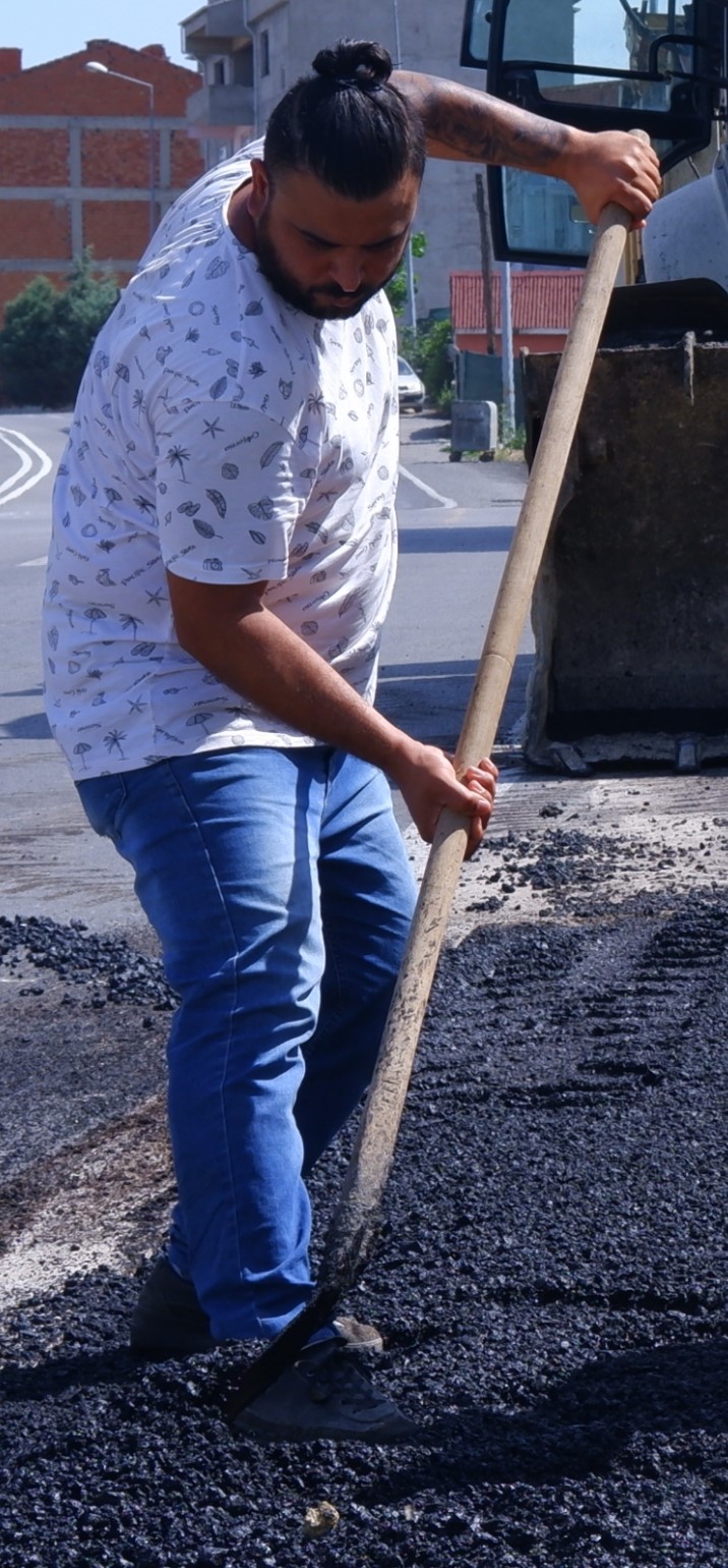 Asfalt işçileri 120 dereceyi aşan sıcaklıkta çalışıyor: Ateşe ayakla basıyorlar