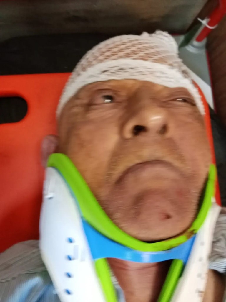 Sokak köpeklerinin saldırdığı yaşlı adam hayata tutundu