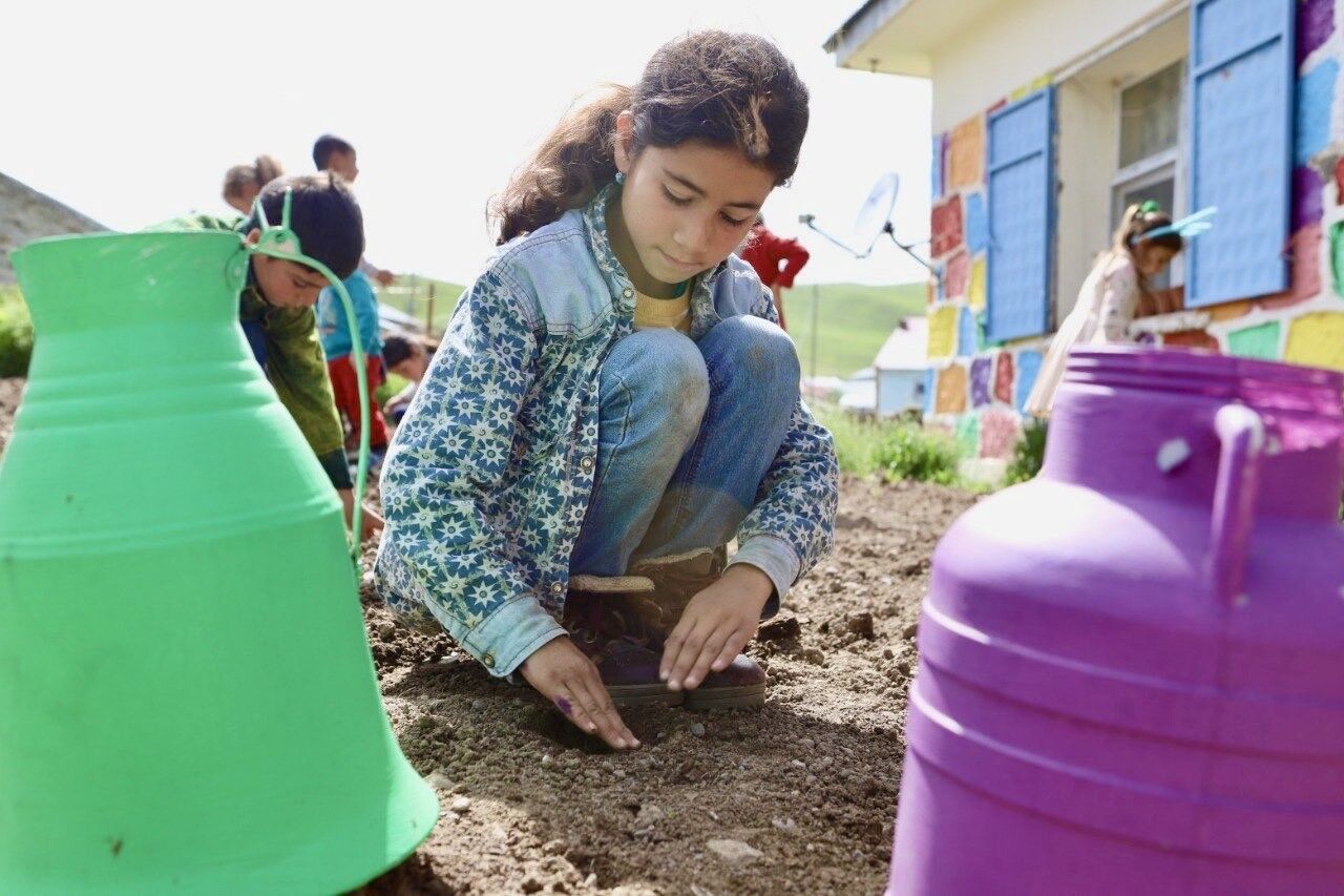 Atıl alanı organik tarım alanına çeviren fedakar öğretmen, ürünlerin geliriyle öğrencilerin eğitim ihtiyaçlarını karşılıyor