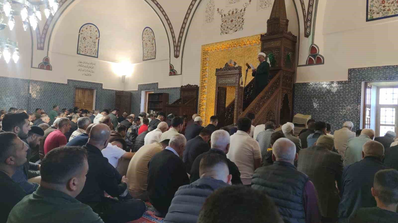Tarihi camide Kurban Bayramı namazı