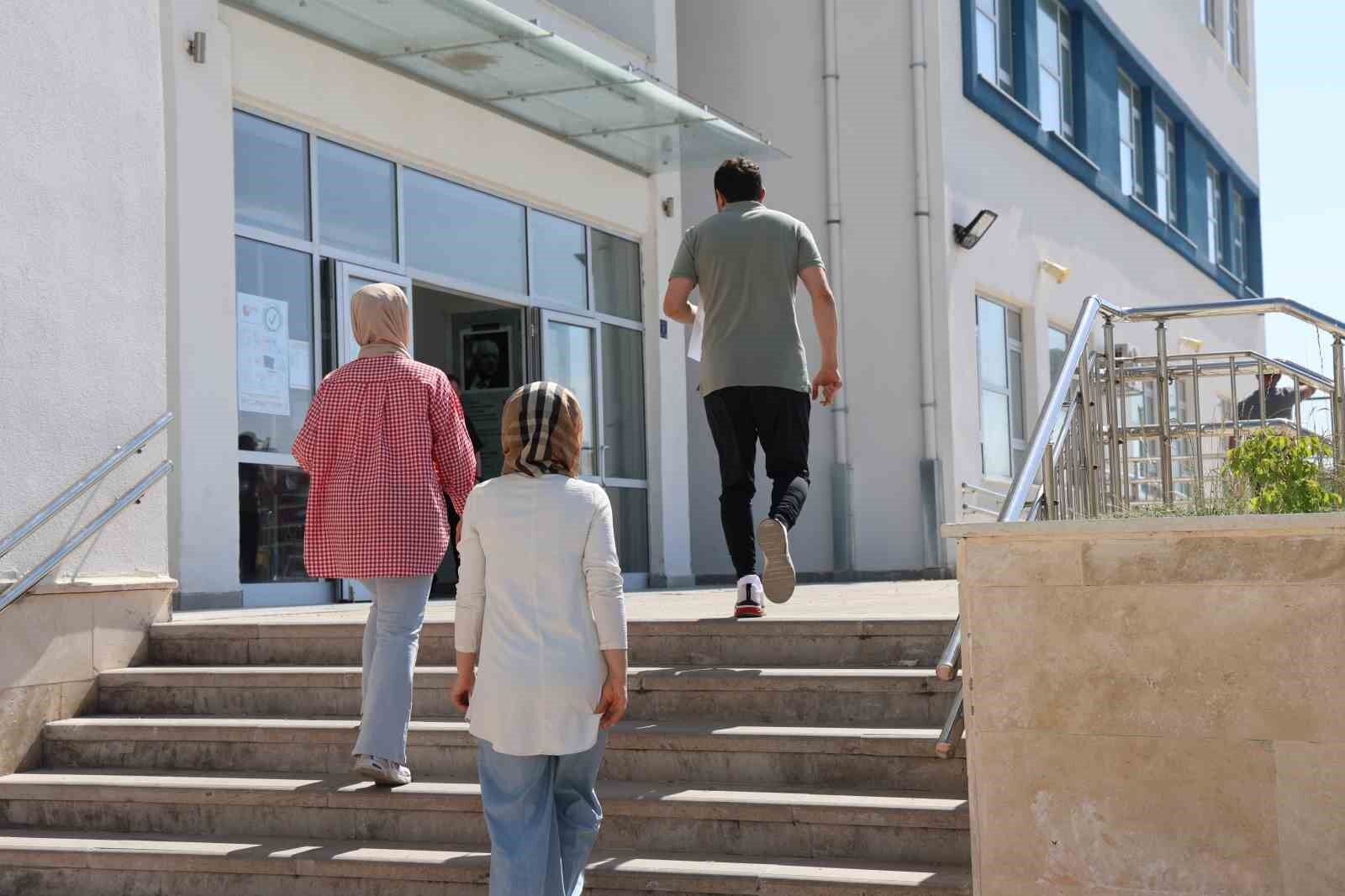 Bu okulda TYT’ye girenler 40 yaşında, geç kalanların heyecanı güldürdü