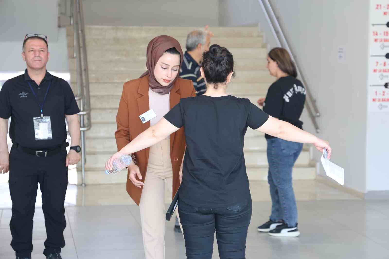 Bu okulda TYT’ye girenler 40 yaşında, geç kalanların heyecanı güldürdü