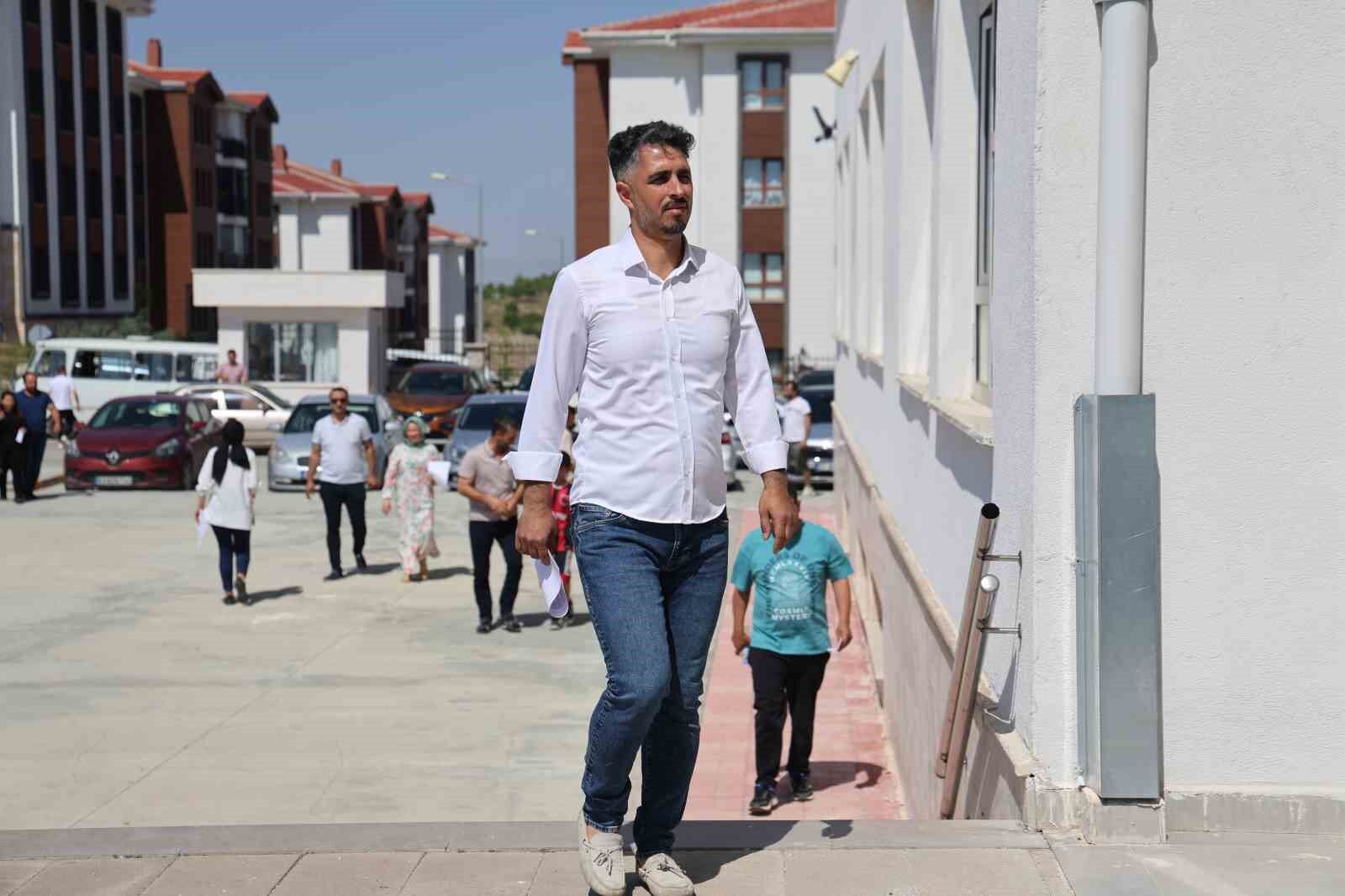 Bu okulda TYT’ye girenler 40 yaşında, geç kalanların heyecanı güldürdü