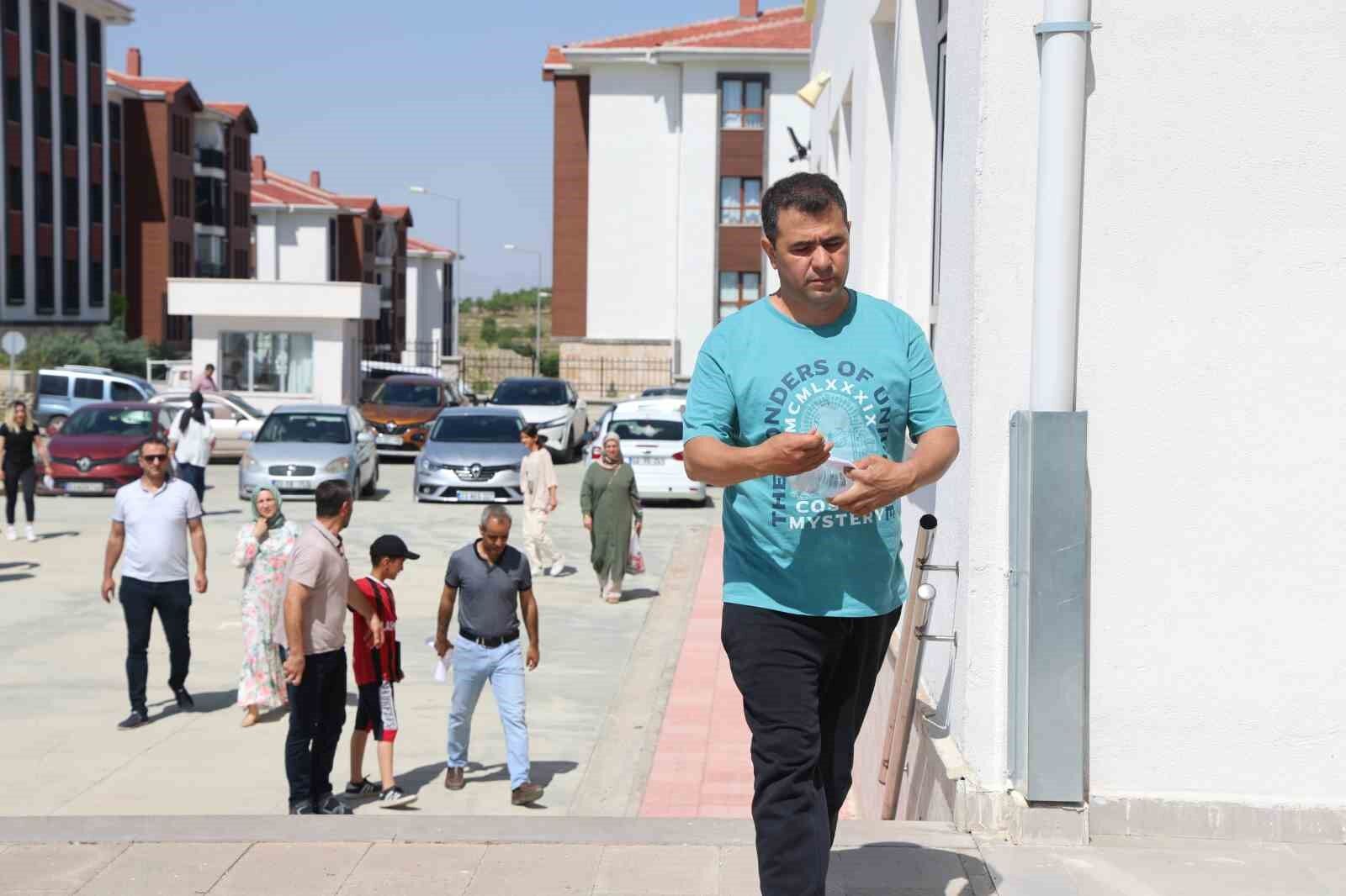 Bu okulda TYT’ye girenler 40 yaşında, geç kalanların heyecanı güldürdü