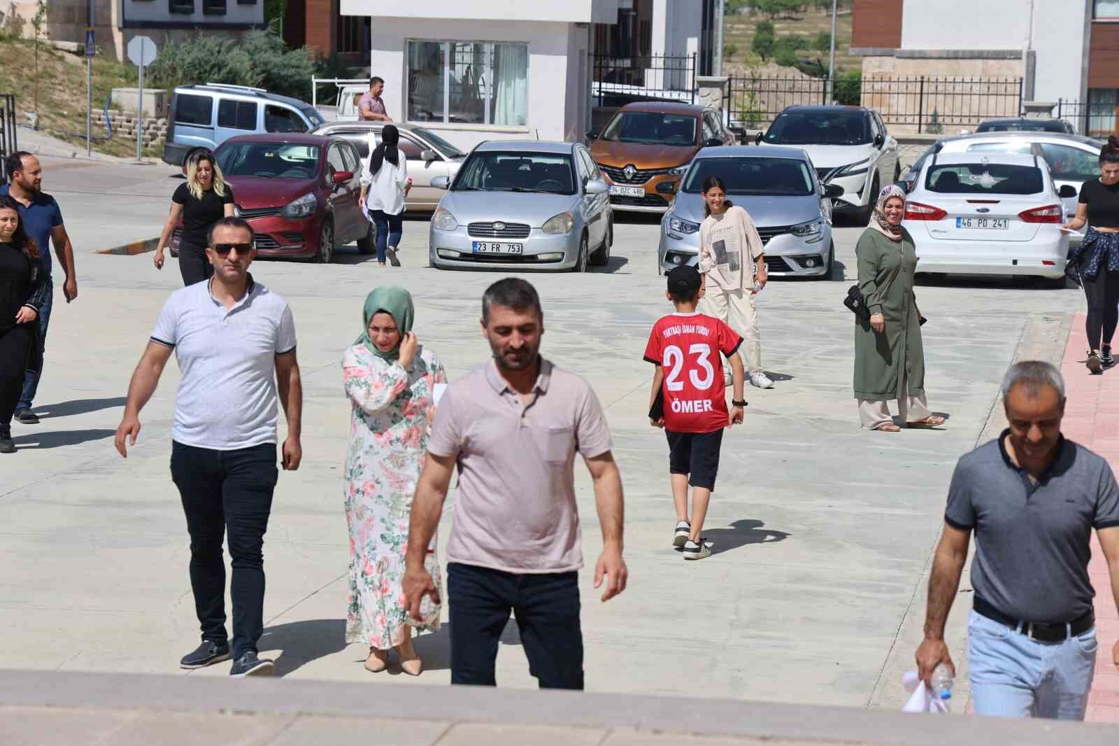 Bu okulda TYT’ye girenler 40 yaşında, geç kalanların heyecanı güldürdü