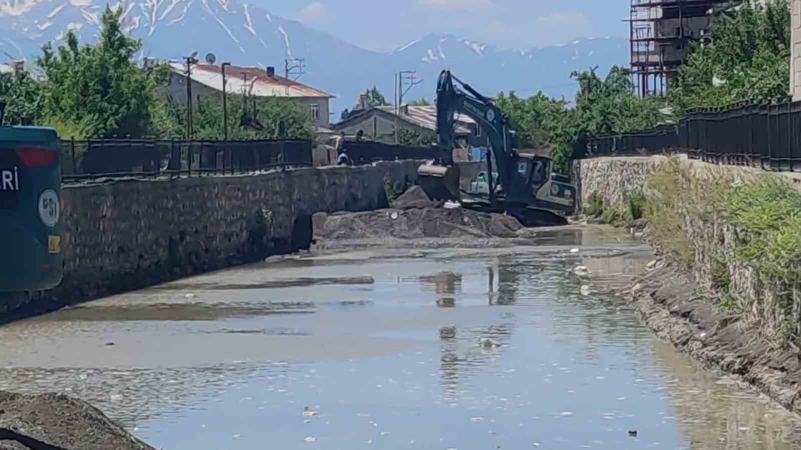 Uzmanlardan Akköprü deresinde çalışma yapan iş makinelerine tepki