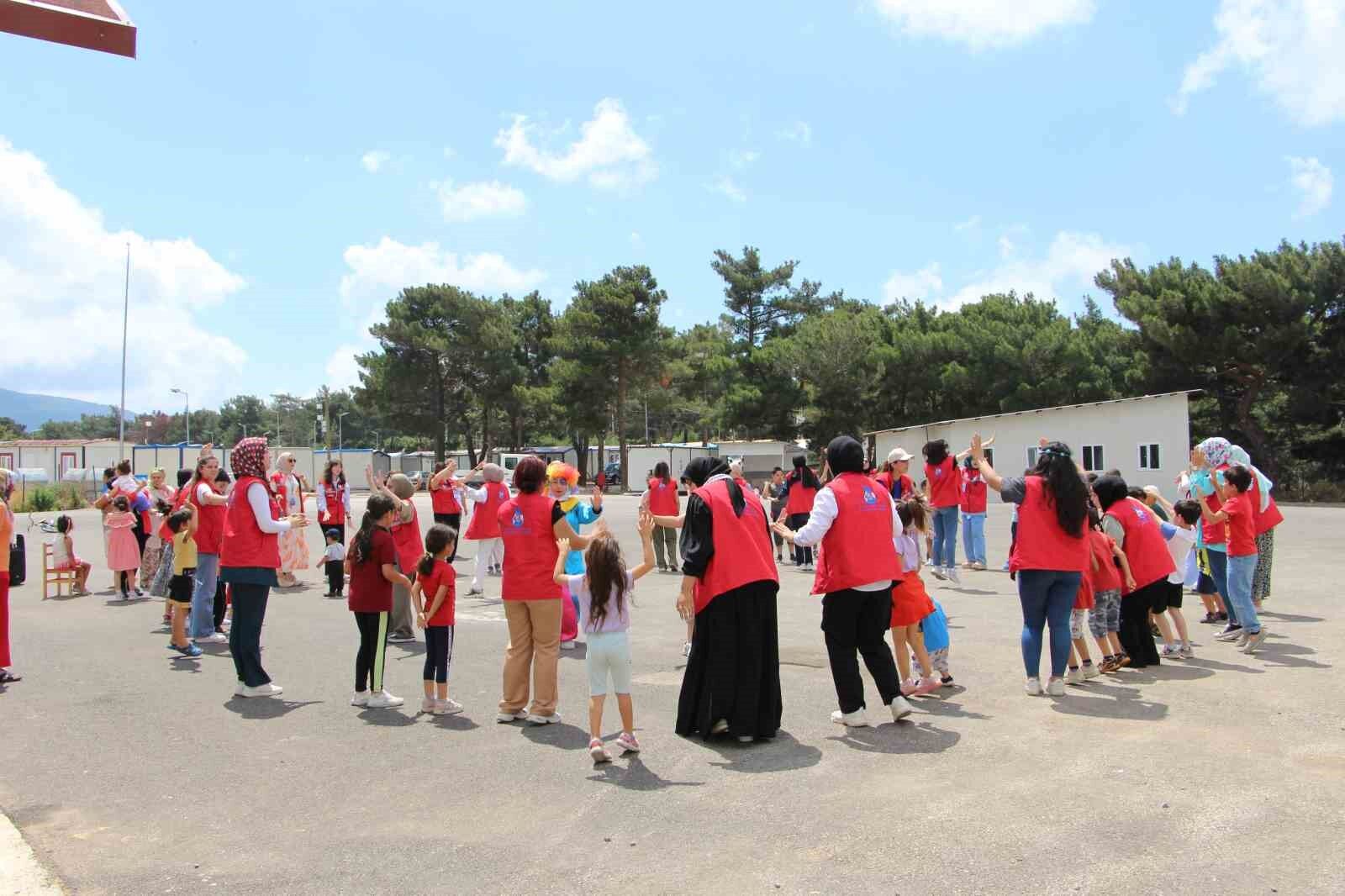 Gönüllü bireyler, depremzede çocukların yüzünü güldürdüler