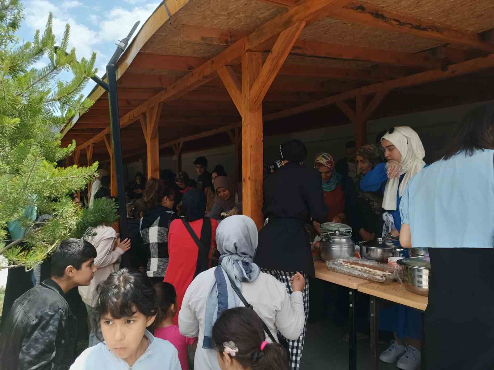 Özalp’te yöresel yemekler görücüye çıktı